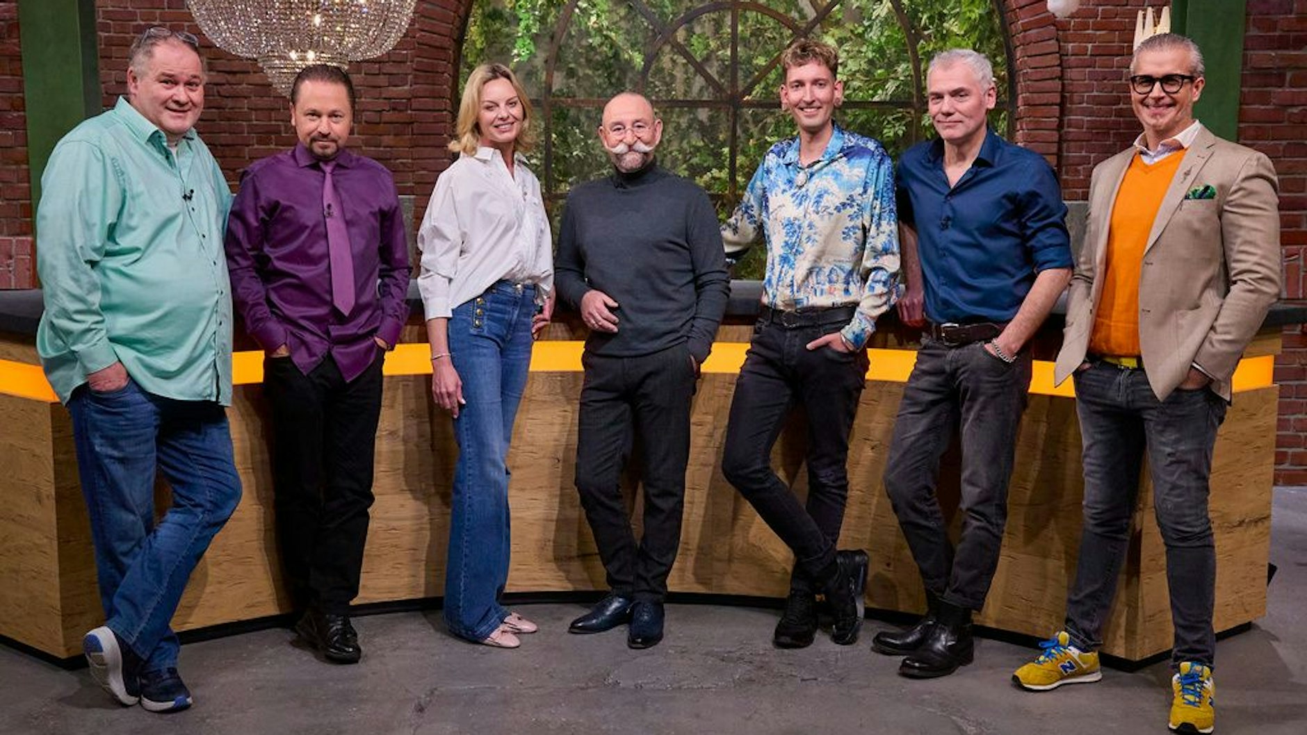 Susanne Steiger (3.v.l.) gehört schon lange zu den Stars der Trödelshow Bares für Rares.
