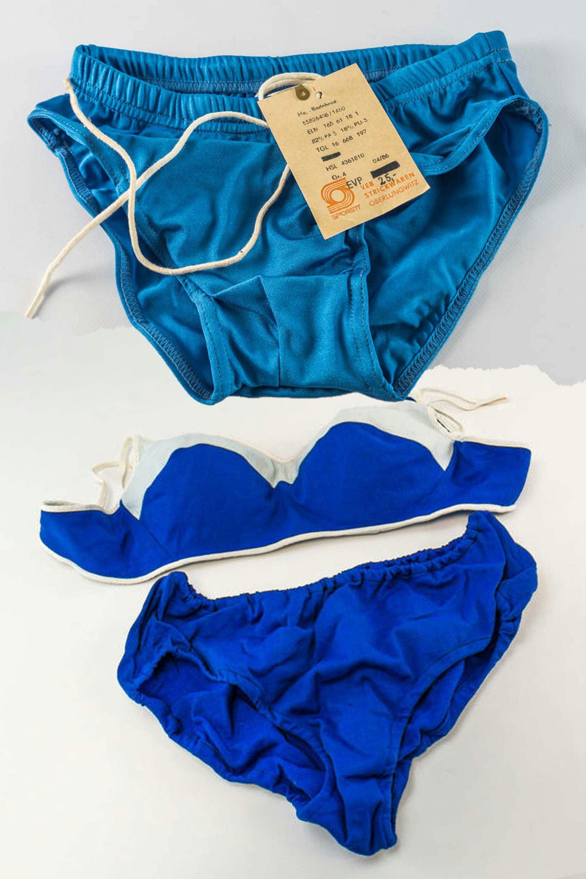 Viele liebten in der DDR das Nacktbaden, doch manche zogen sich trotz allgemeinem Trend gern ein Höschen an. Zum Beispiel diese modischen blauen Teile: Oben Badehose, unten Bikini.