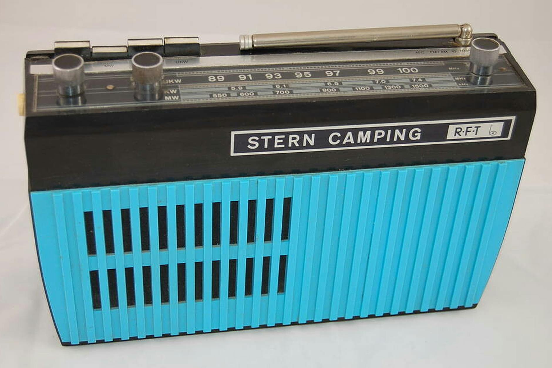 Das Kofferradio Modell „Stern Camping R130“ vom VEB Stern-Radio Berlin 455 Mark spielte auch im Camping-Urlaub und am Strand im Sommer in der DDR die richtige Musik.