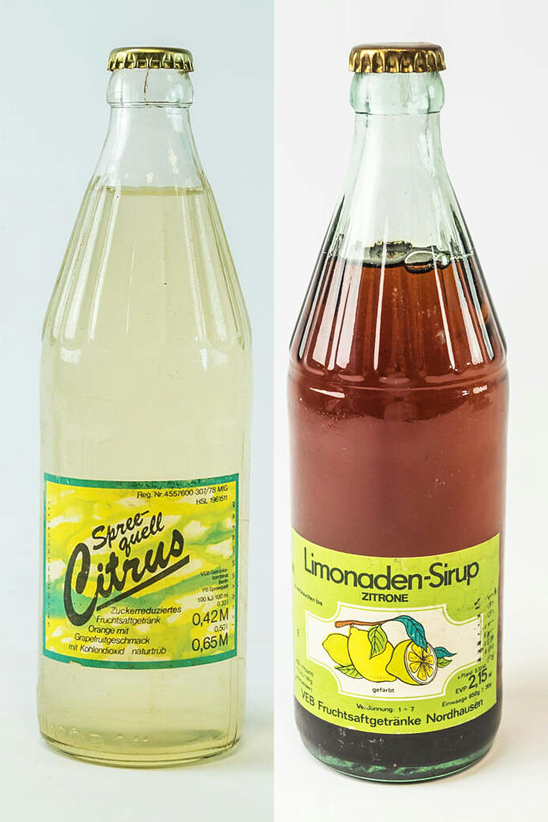Auch in der DDR konnte man sich im Sommer ordentlich erfrischen - unter anderem mit der Limonade „Spreequell Citrus“ aus dem VEB Getränkekombinat Berlin PB Spreequell und dem „Limonaden Sirup Zitrone“ vom VEB Fruchtsaftgetränke Nordhausen.