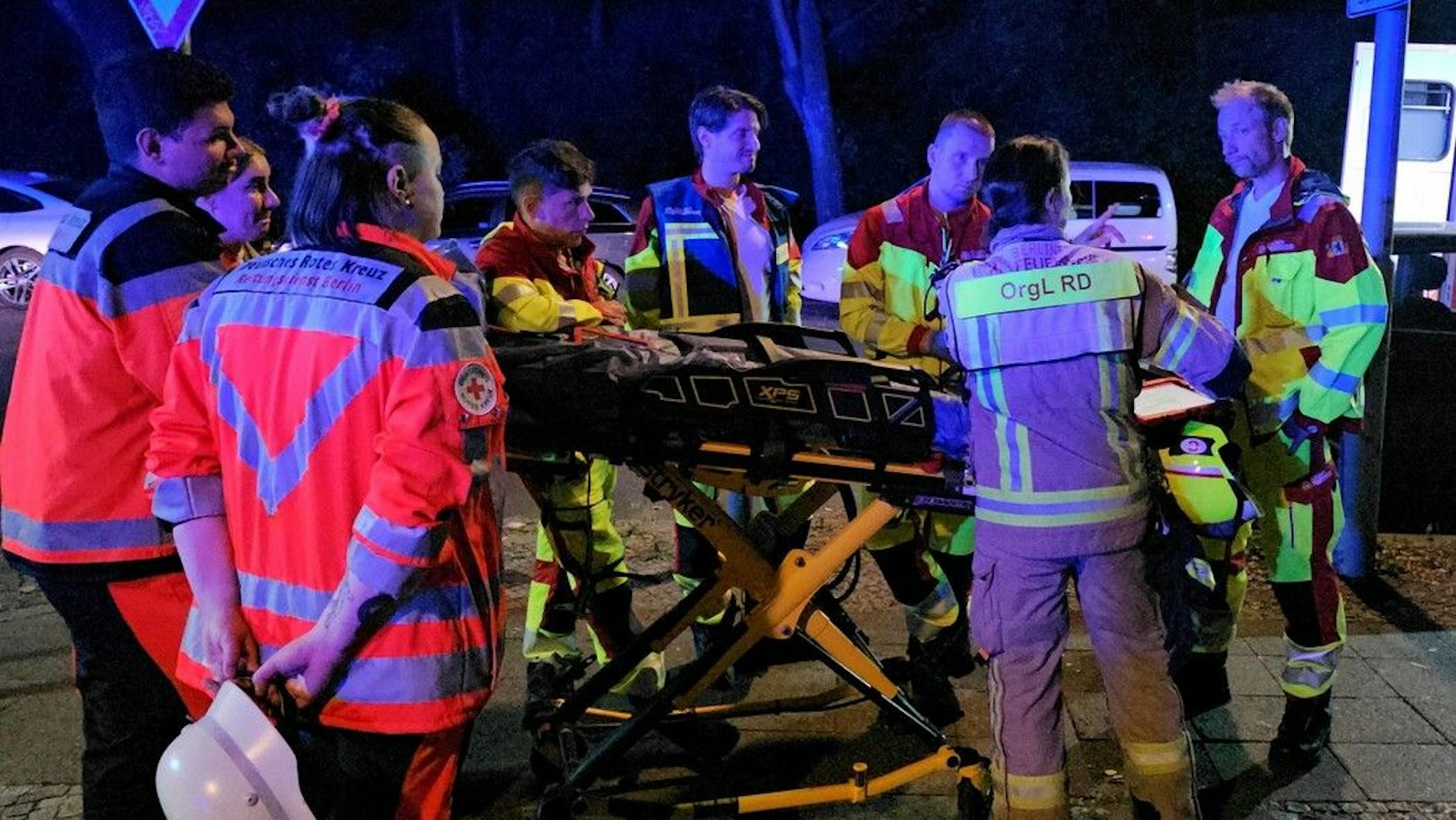 Um kurz nach Mitternacht mussten die Rettungskräfte der Feuerwehr zu einem Brand in Neukölln ausrücken. Ein Zimmer in einem Wohnheim in der Saalestraße stand in Flammen.
