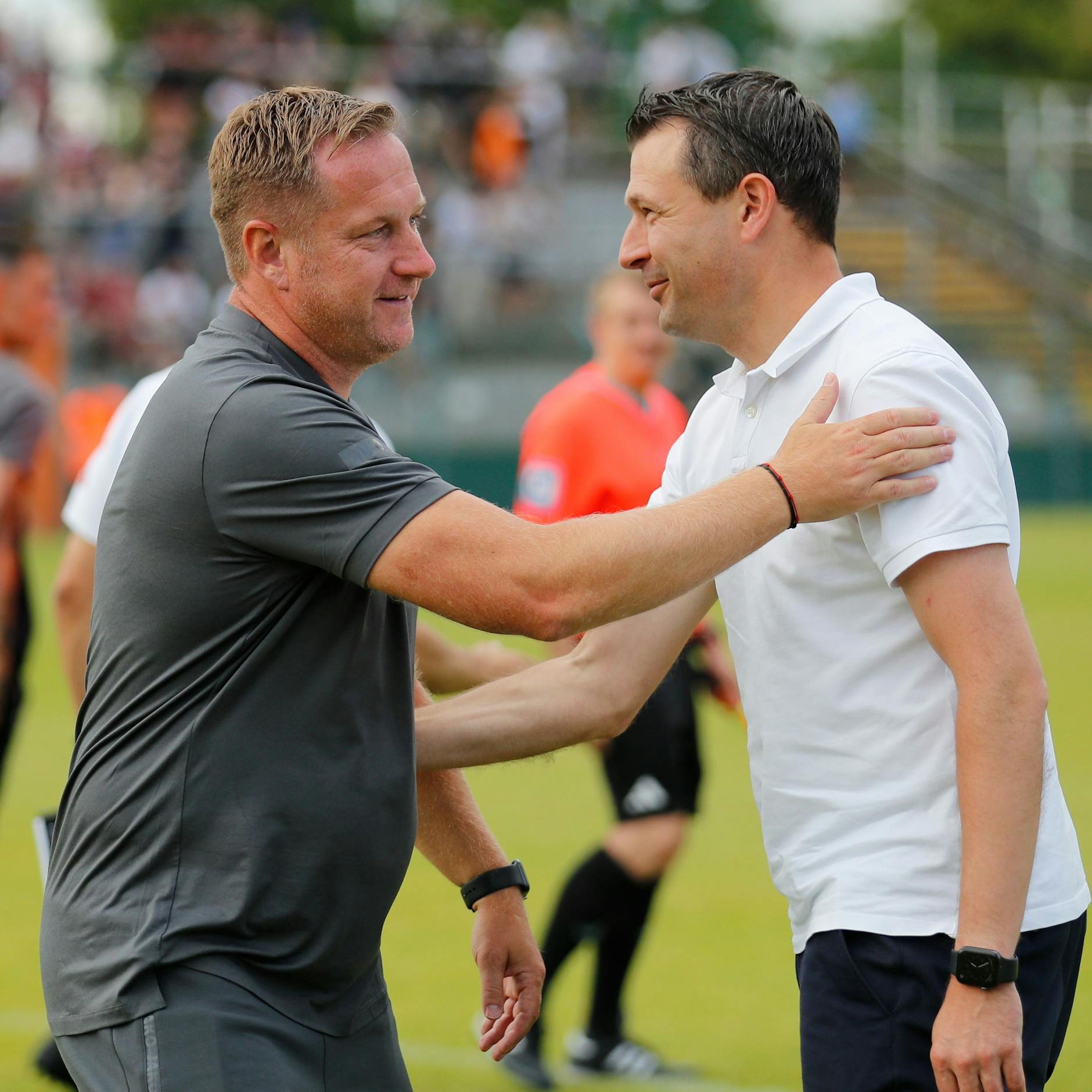Vorm Spiel begrüßen sich BFC-Trainer Dennis Kutrieb und Herthas Sportdirektor Benjamin Weber (r.).