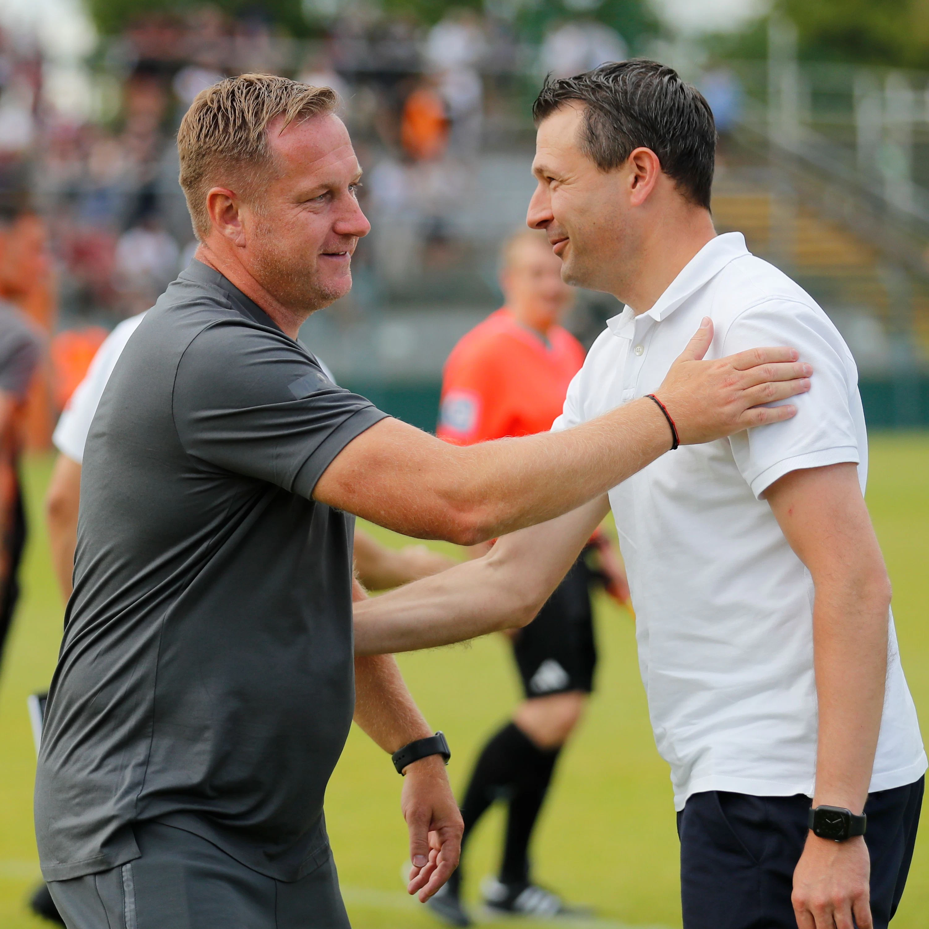 Vorm Spiel begrüßen sich BFC-Trainer Dennis Kutrieb und Herthas Sportdirektor Benjamin Weber (r.).
