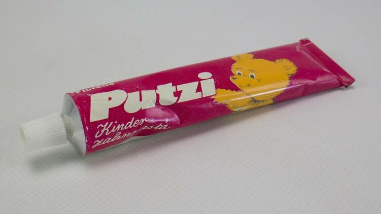 Der Bär Bummi zierte lange die Tuben der Zahnpasta-Marke Putzi aus der DDR. Die Paste war nicht nur für die Zahnpflege gut, sondern wurde oft auch einfach genascht. Auch im Depot des DDR Museum Berlin schlummern mehrere Tuben aus längst vergangenen Zeiten.