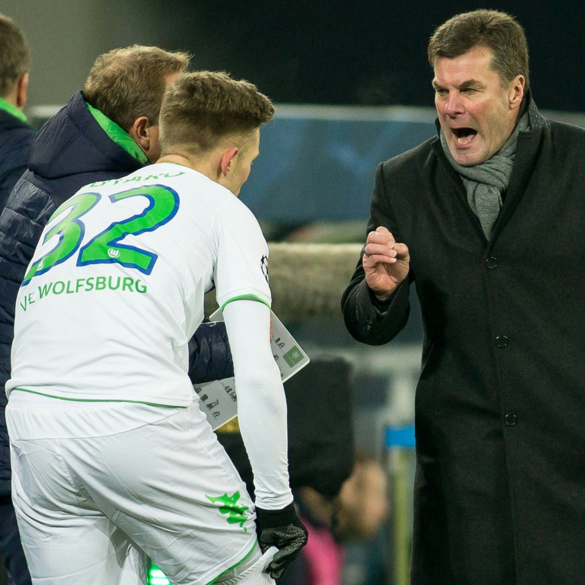 Der damalige Wolfsburg-Trainer Dieter Hecking macht Leandro Putaro heiß auf seinen Einsatz in der Champions League bei KAA Gent.