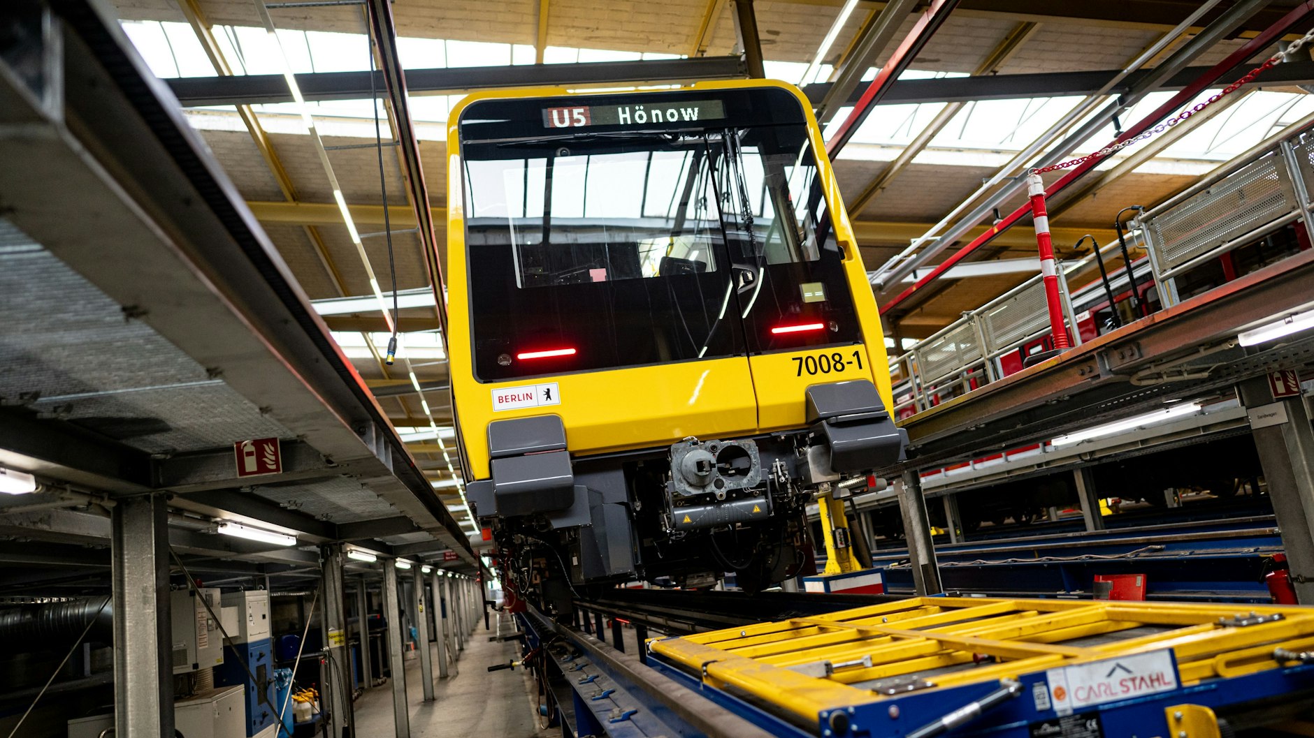 Ein Zug der Baureihe J von den Berliner Verkehrsbetrieben (BVG) steht in der U-Bahn Werkstatt Friedrichsfelde. Bald sollen die neuen Züge durch die ganze Stadt rollen.