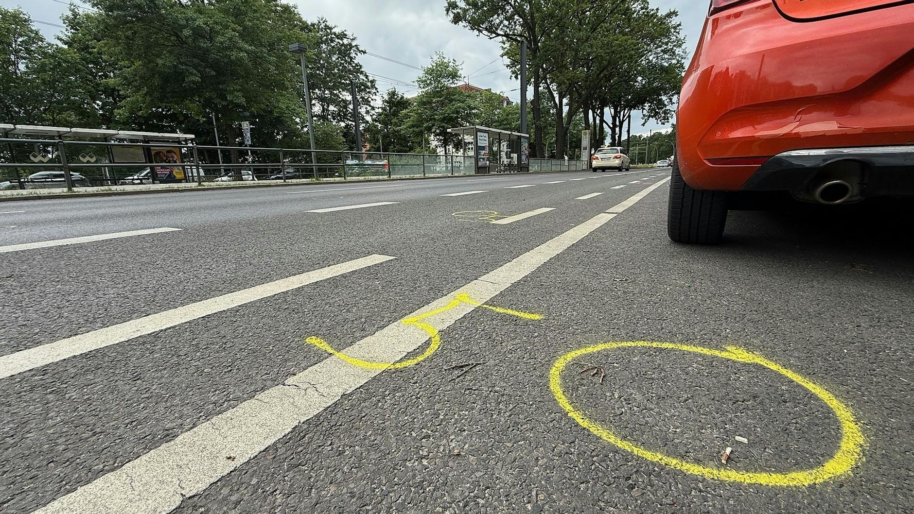 Bei einem Raser-Crash an der Wuhlheide wurde vor zwei Wochen eine 65-Jährige 30 Meter durch die Luft geschleudert. Markierungen auf der Straße zeigen die Spuren des Unfalls.