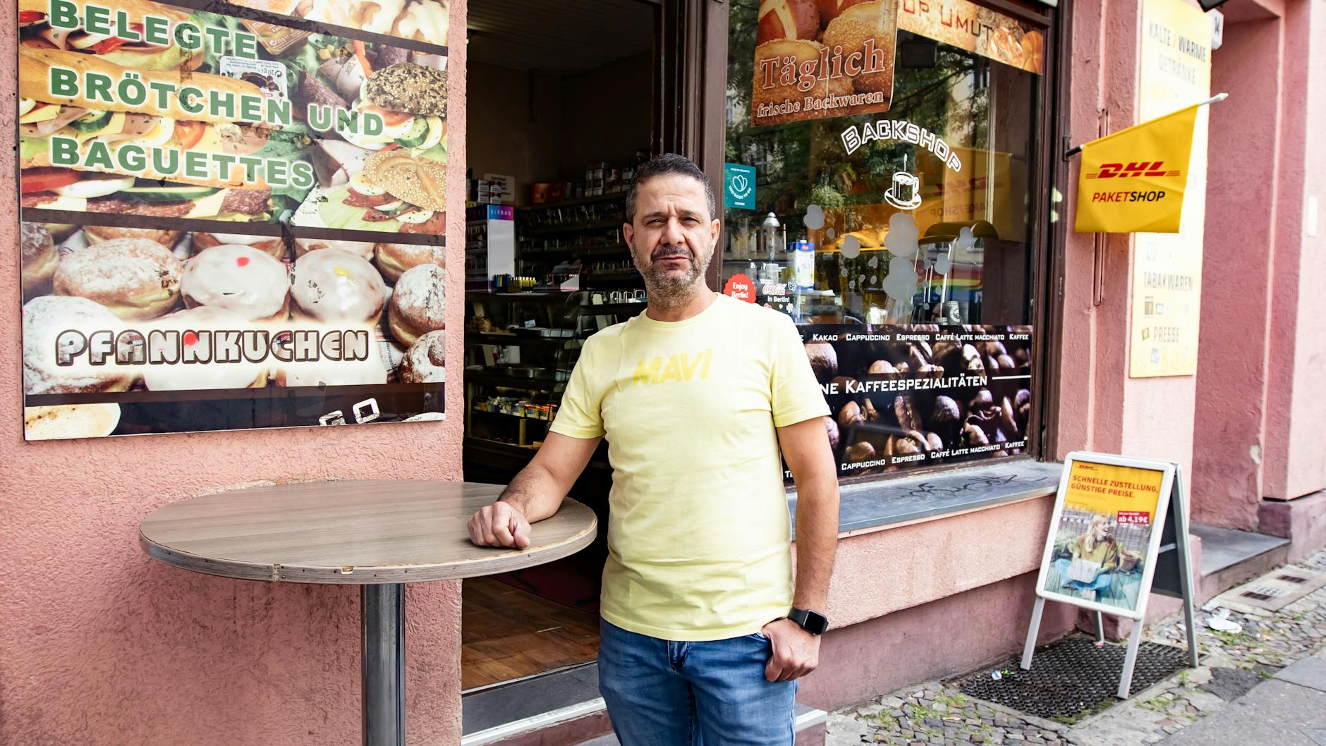 Der Besitzer eines anliegenden Bäckershop Özmen findet es unglaublich, dass der Abriss des Hauses sol lange dauert.