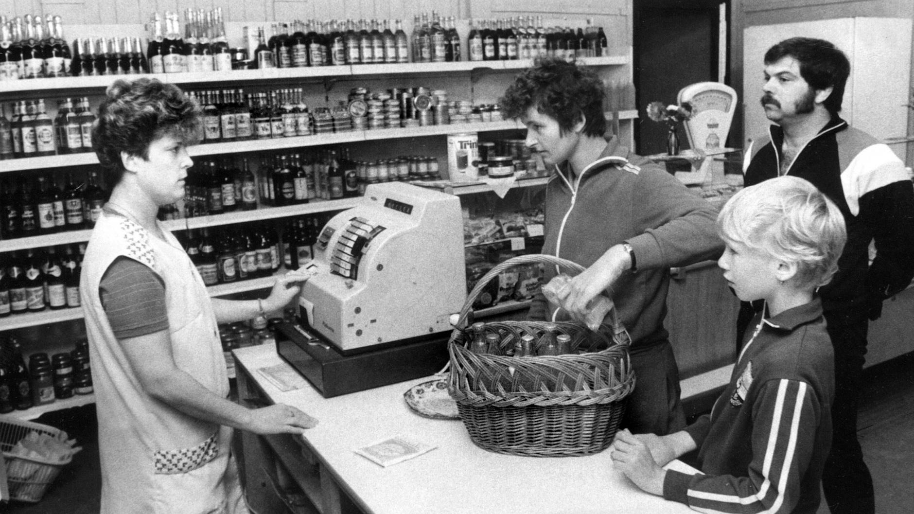 Kunden beim Einkauf in der DDR. Die Preise für die meisten Produkte wurden vom Amt für Reise festgelegt, galten im ganzen Land und über einen längeren Zeitraum.