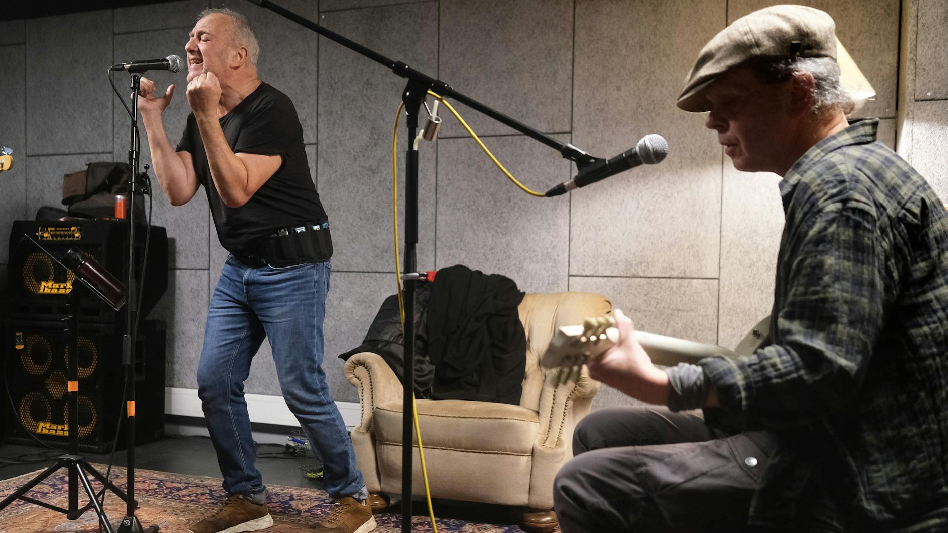 André Herzberg am Mikro, Jürgen Ehle spielt Gitarre: Vor dem großen Pankow Abschied wird noch geprobt.