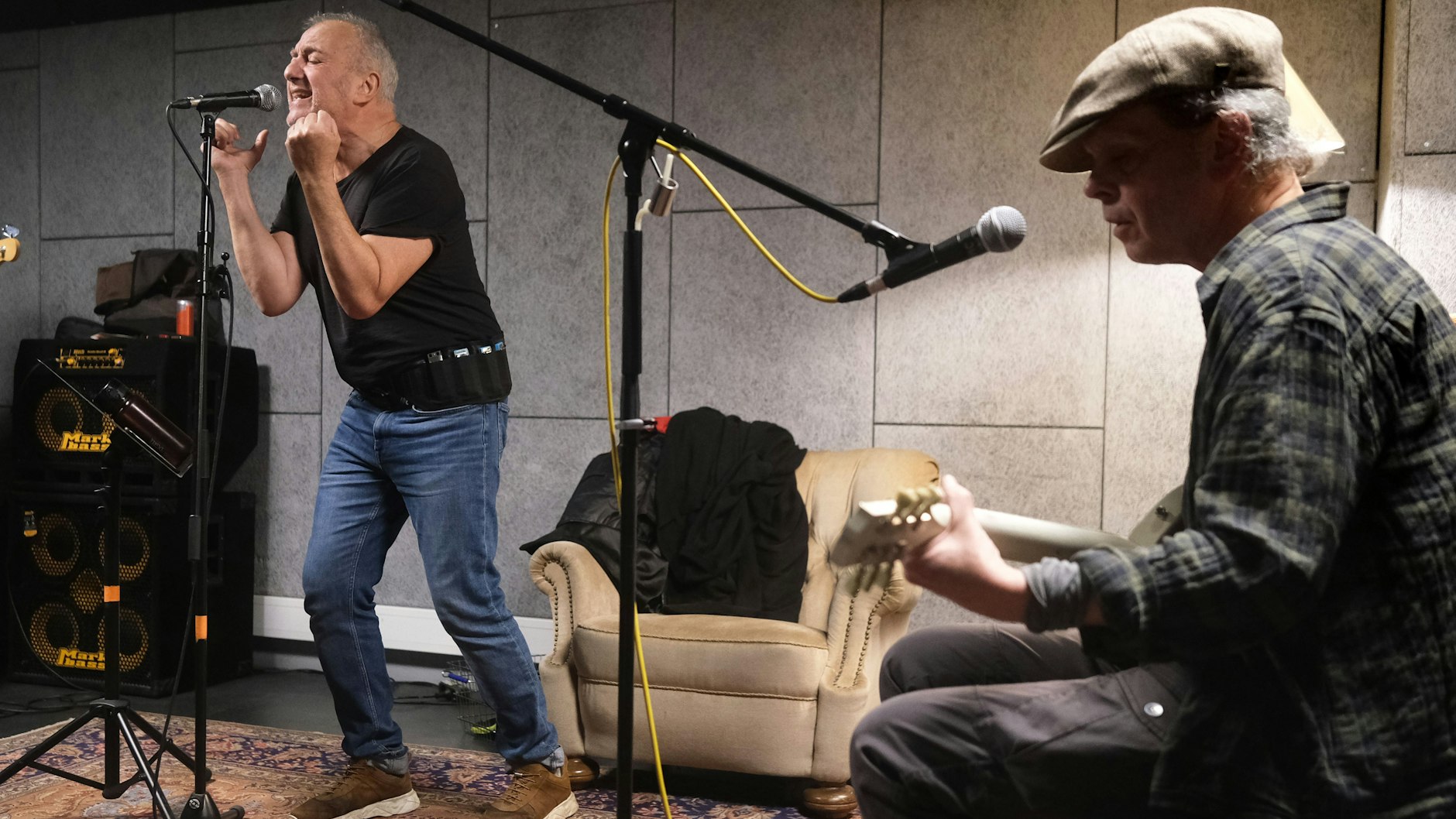André Herzberg am Mikro, Jürgen Ehle spielt Gitarre: Vor dem großen Pankow&nbsp; Abschied wird noch geprobt.