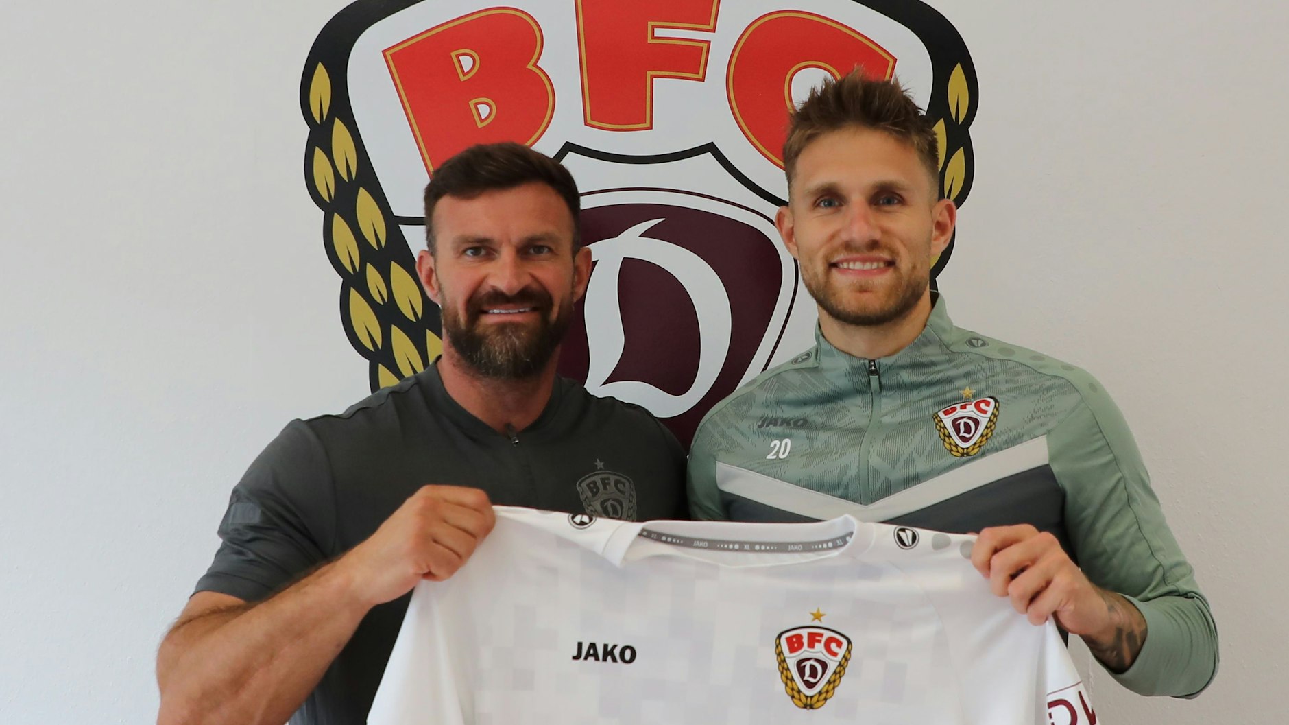 Dynamos Sportgeschäftsführer Enis Alushi (l.) und Leandro Putaro strahlen um die Wette, nach dem der Wechsel eingetütet war.