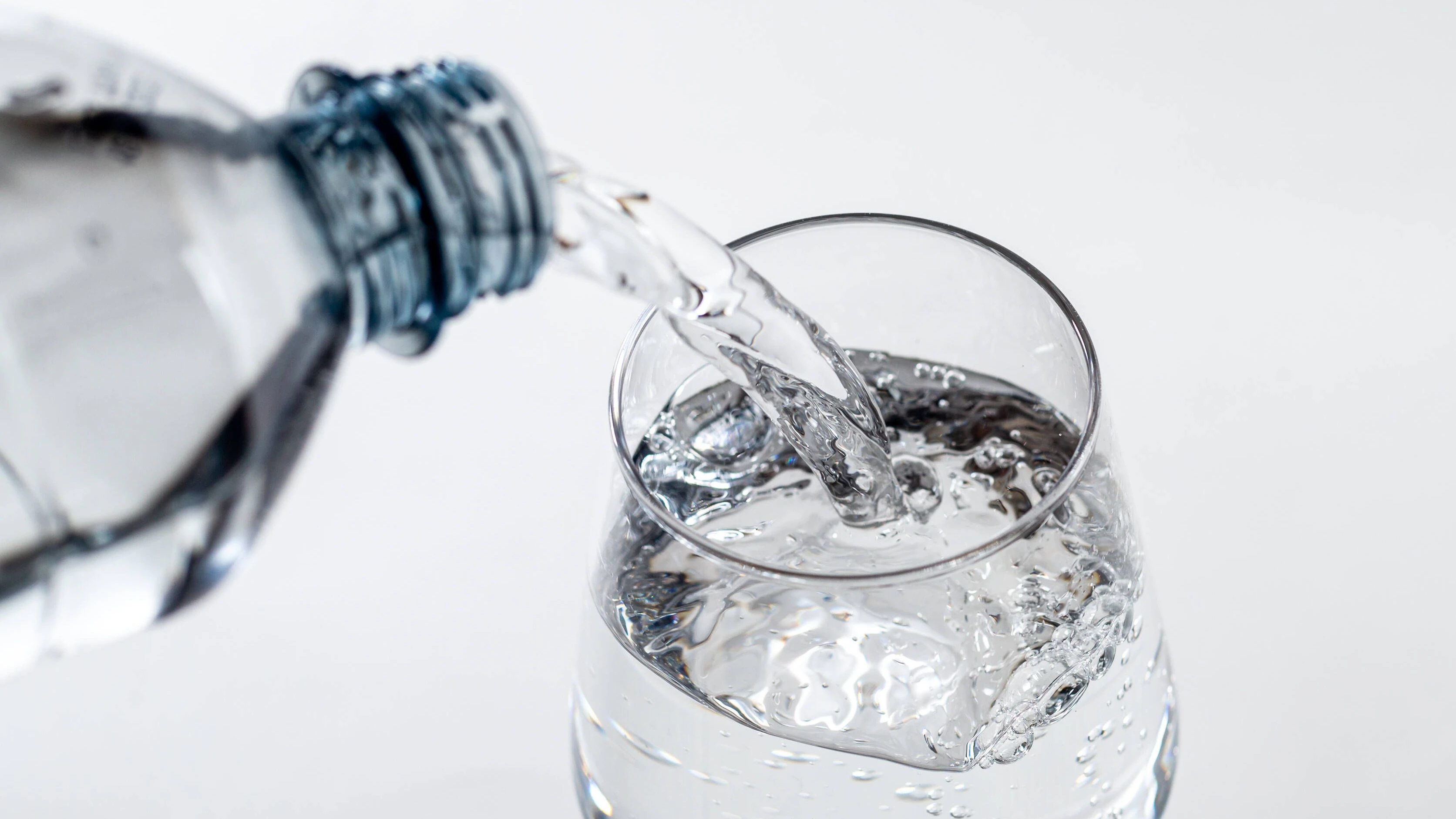 Viele Verbraucher greifen zum Mineralwasser aus der Flasche. Doch mehrere Marken sind aktuell mit Keimen belastet.