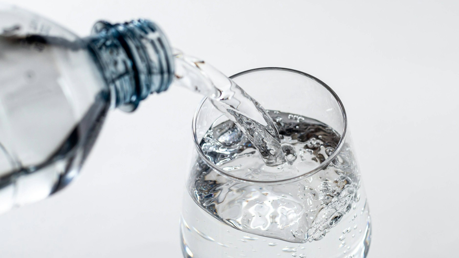 Viele Verbraucher greifen zum Mineralwasser aus der Flasche. Doch mehrere Marken sind aktuell mit Keimen belastet.