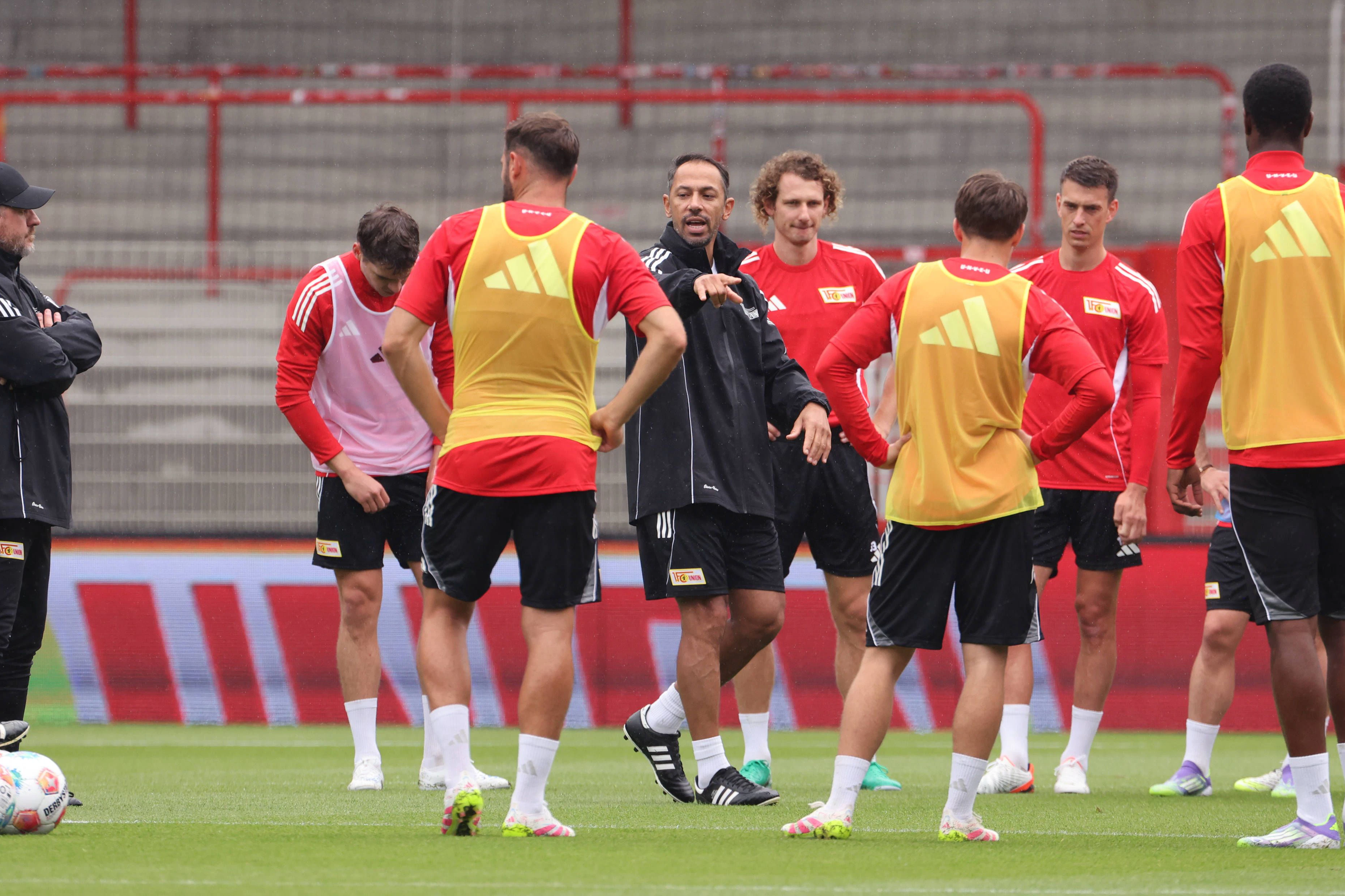Baumgarts neuer alter Co-Trainer Danilo de Sousa griff besonders zu Beginn des Union-Trainings bei den Übungen ein. 