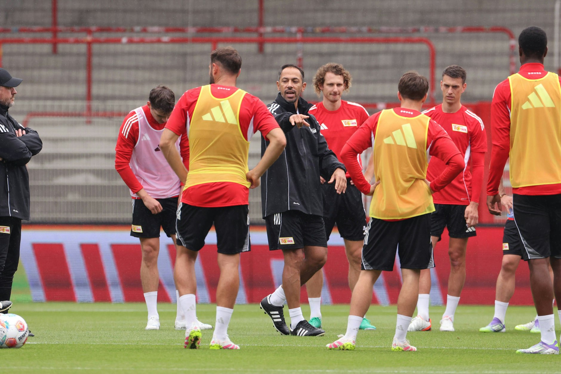 Baumgarts neuer alter Co-Trainer Danilo de Sousa griff besonders zu Beginn des Union-Trainings bei den Übungen ein. 