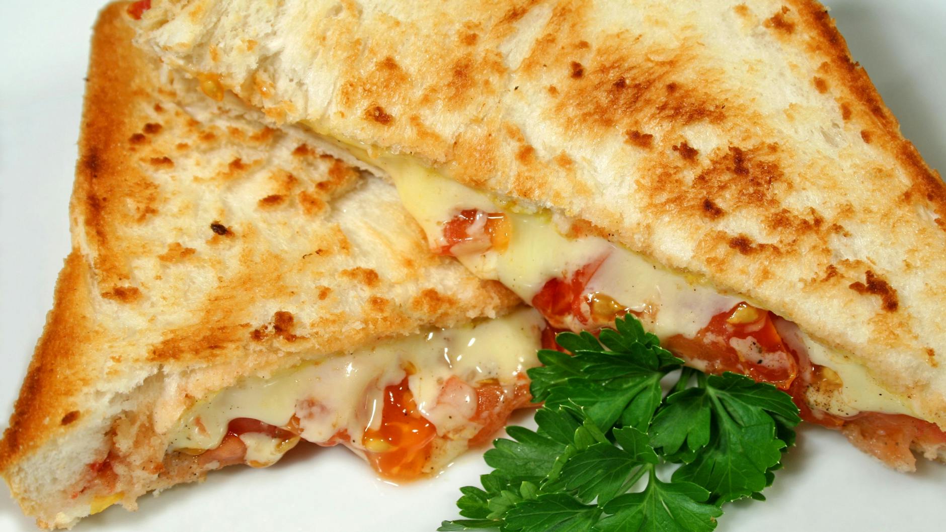 Lust auf ein richtig deftiges Abendessen? Versuchen Sie es mal mit einer leckeren Küchenmeisterstulle - die schmeckt lecker, ist schnell gemacht und kann mit weiteren Zutaten – hier: Tomaten – gefüllt werden.