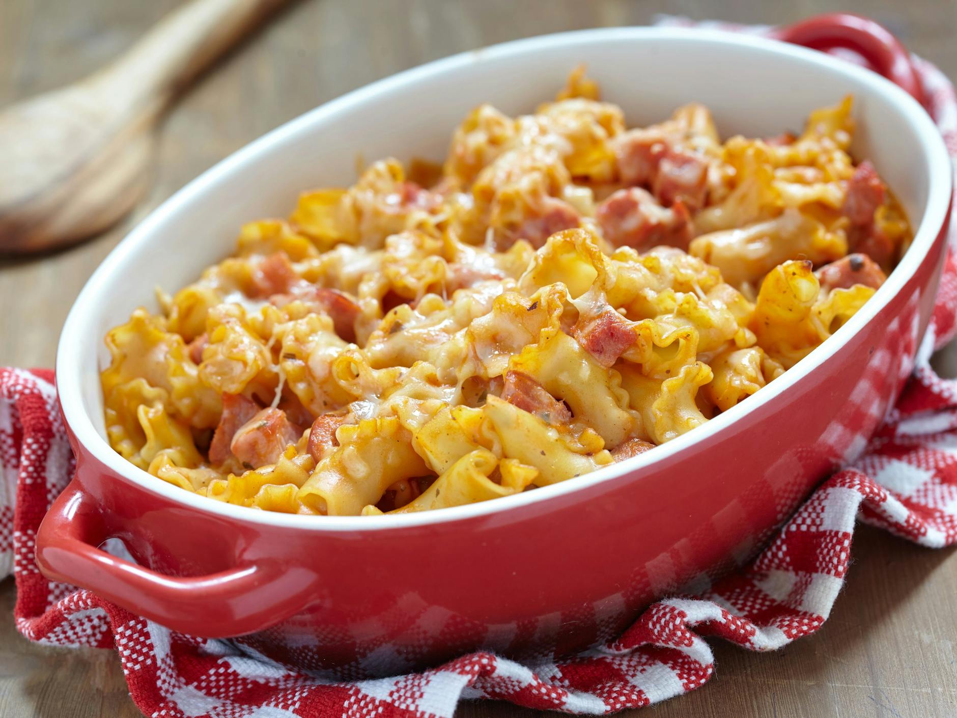 Haben Sie schon mal Nudel-Schinken-Gratin ohne Tüte gekocht? Mit unserem Rezept für den simplen Pasta-Auflauf geht es wirklich ganz einfach.