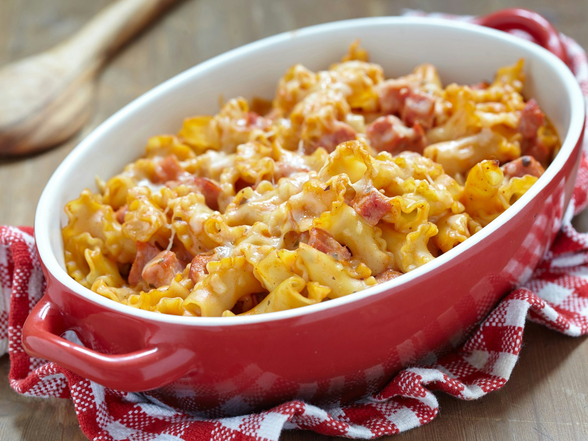 Haben Sie schon mal Nudel-Schinken-Gratin ohne Tüte gekocht? Mit unserem Rezept für den simplen Pasta-Auflauf geht es wirklich ganz einfach.