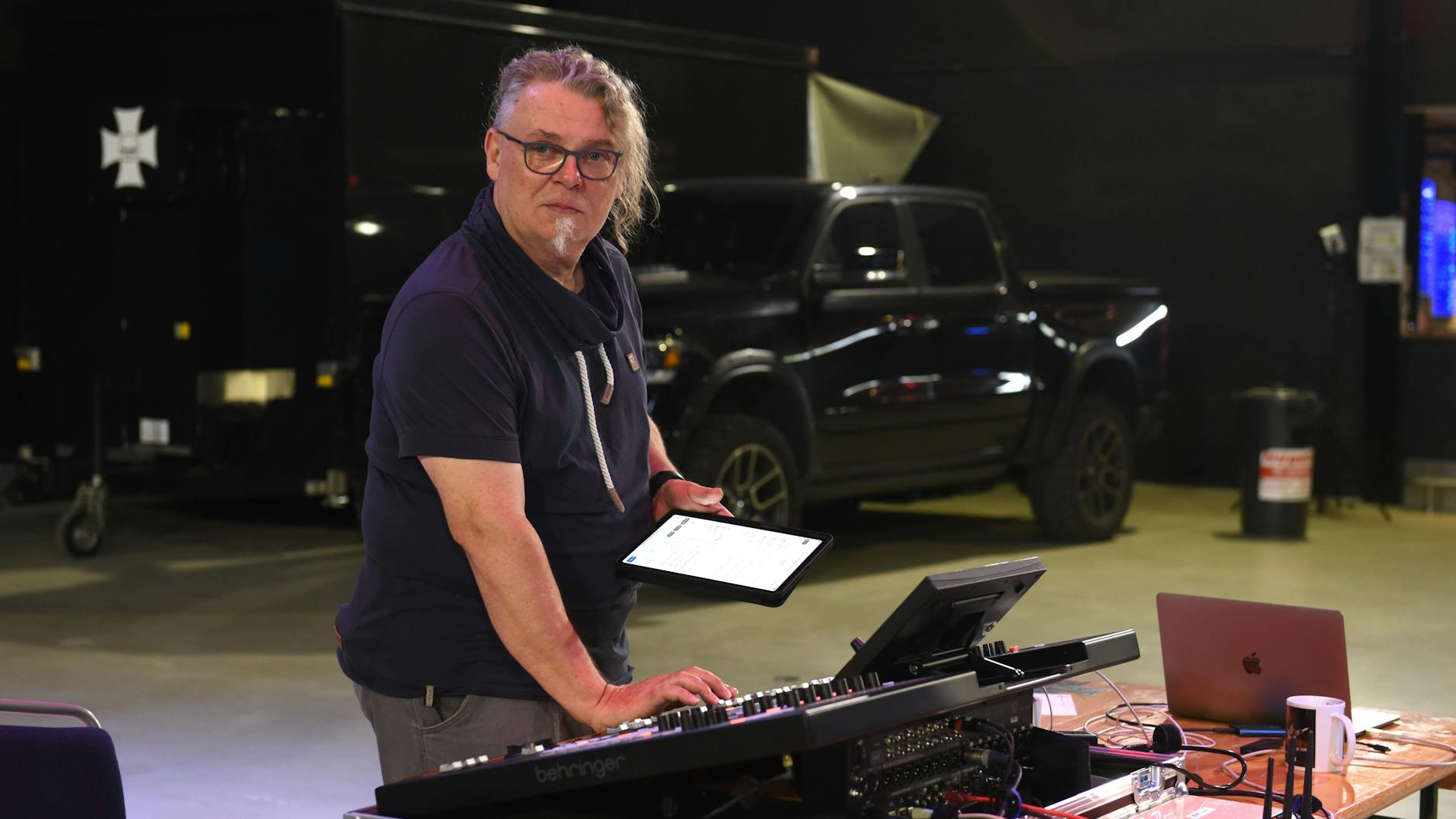 Er ist der Klangzauberer des Ostrocks: Bei der Probe überwacht André Kunze den neuen Klassiksound von Maschine.