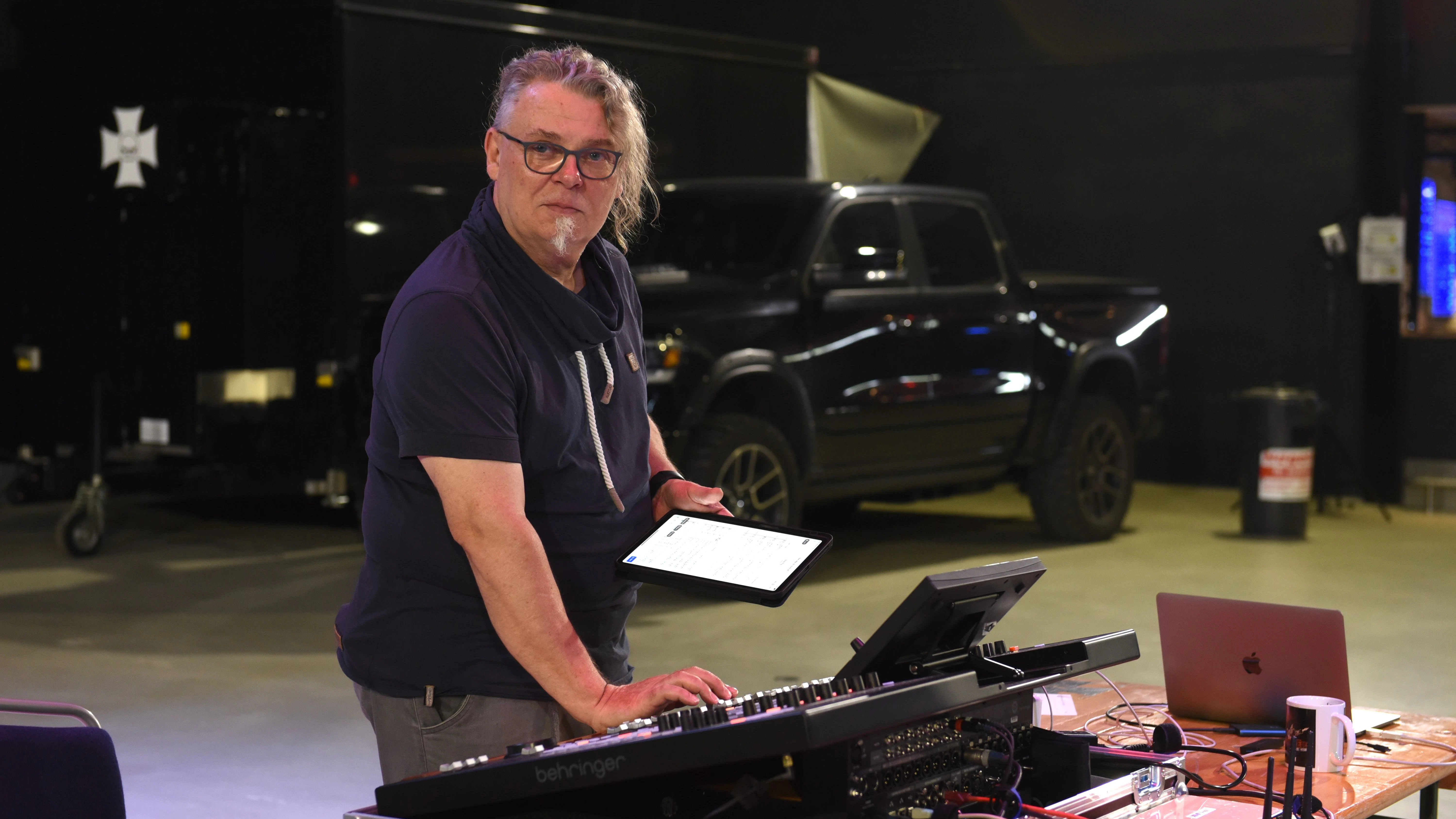 Er ist der Klangzauberer des Ostrocks: Bei der Probe überwacht André Kunze den neuen Klassiksound von Maschine.