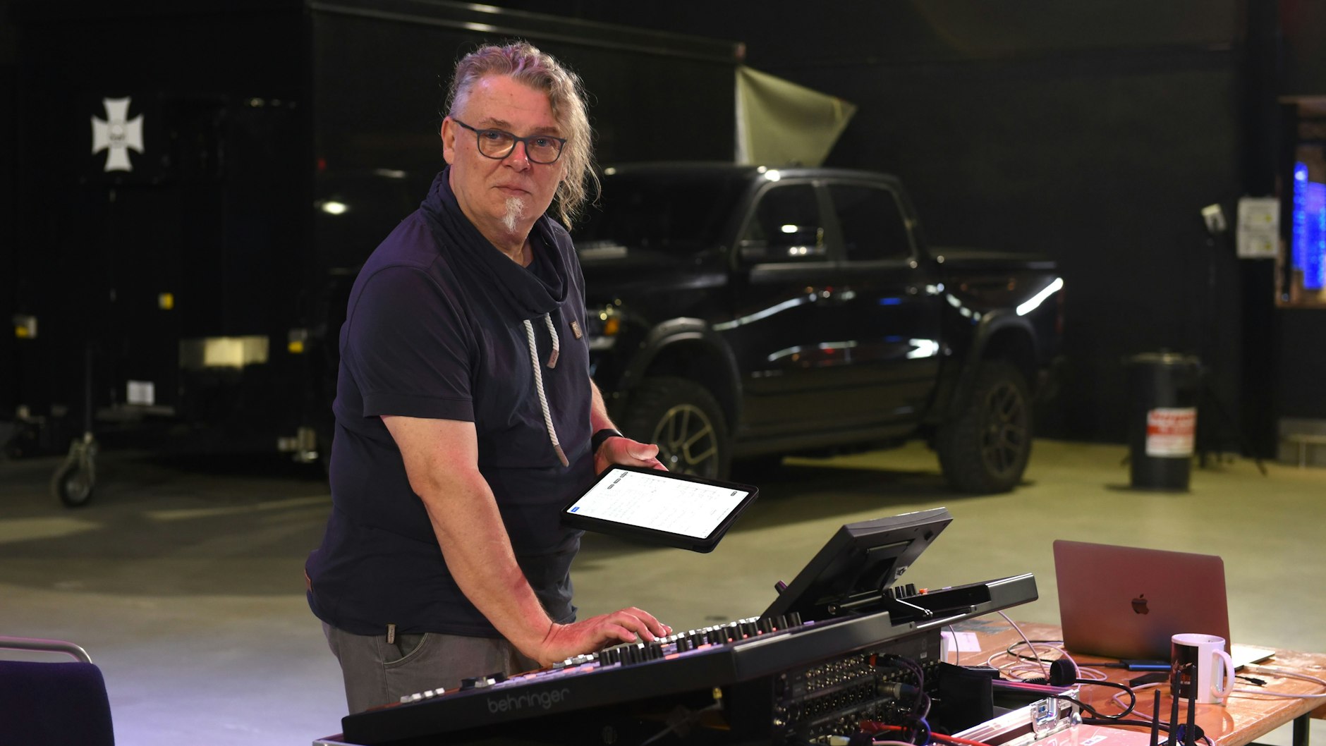 Er ist der Klangzauberer des Ostrocks: Bei der Probe überwacht André Kunze den neuen Klassiksound von Maschine.