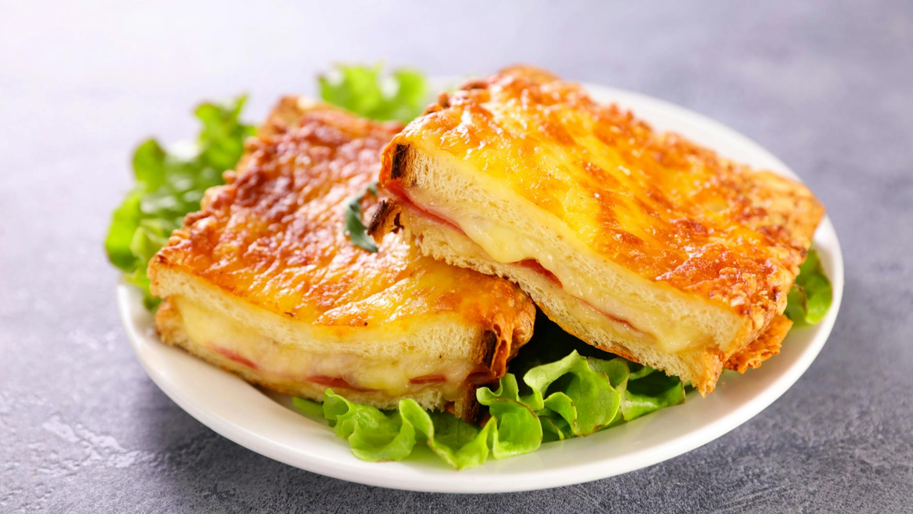 Mit einem frischen Salat wird die Küchenmeisterstulle zum echten Genuss. Das Rezept aus der DDR ist das perfekte Abendbrot nach einem anstrengenden Tag!
