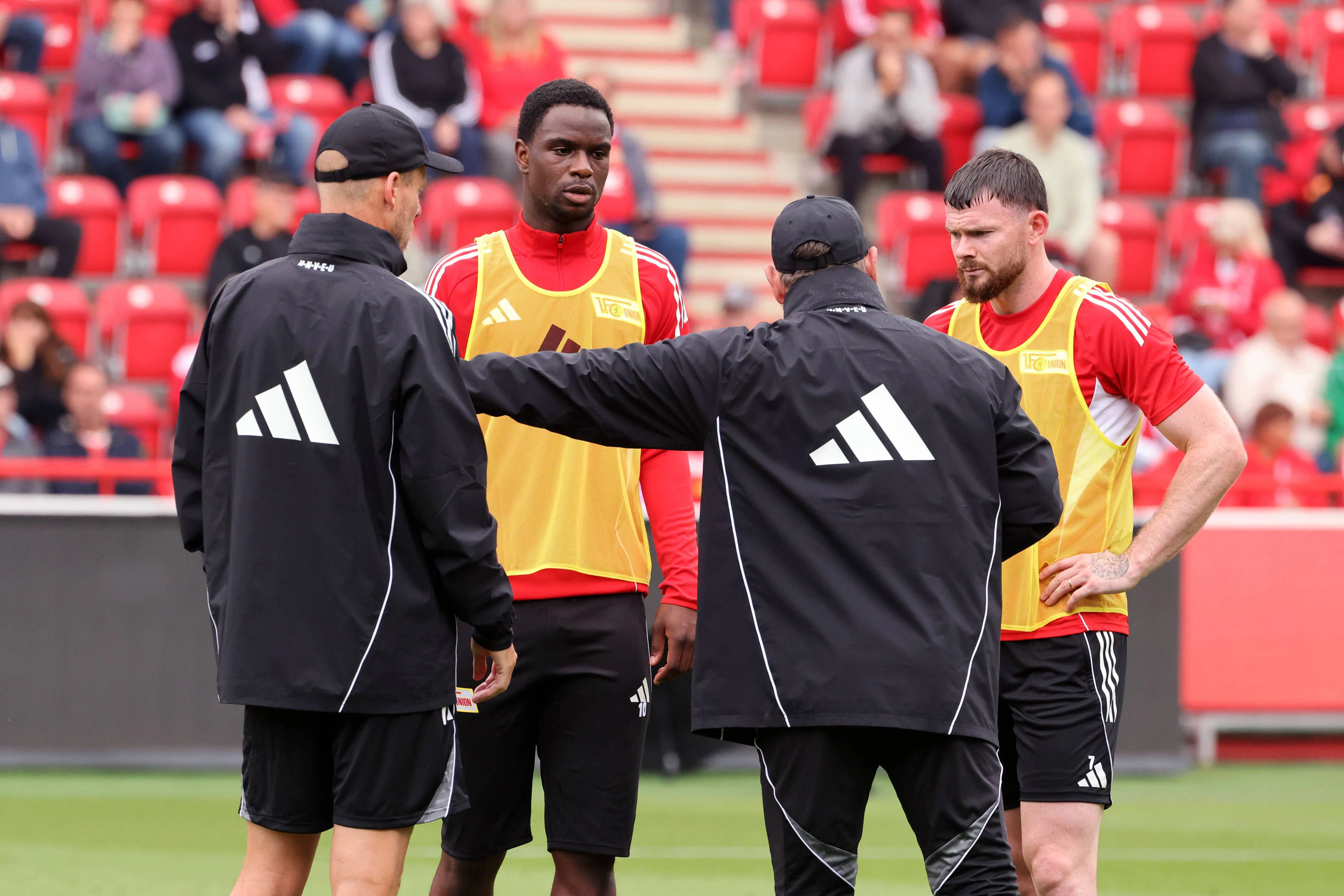 Steffen Baumgart suchte gleich bei der ersten Trainingseinheit das Gespräch mit Oliver Burke (r.) und Ilyas Ansah (M.), den beiden Neuzugängen beim 1. FC Union. 