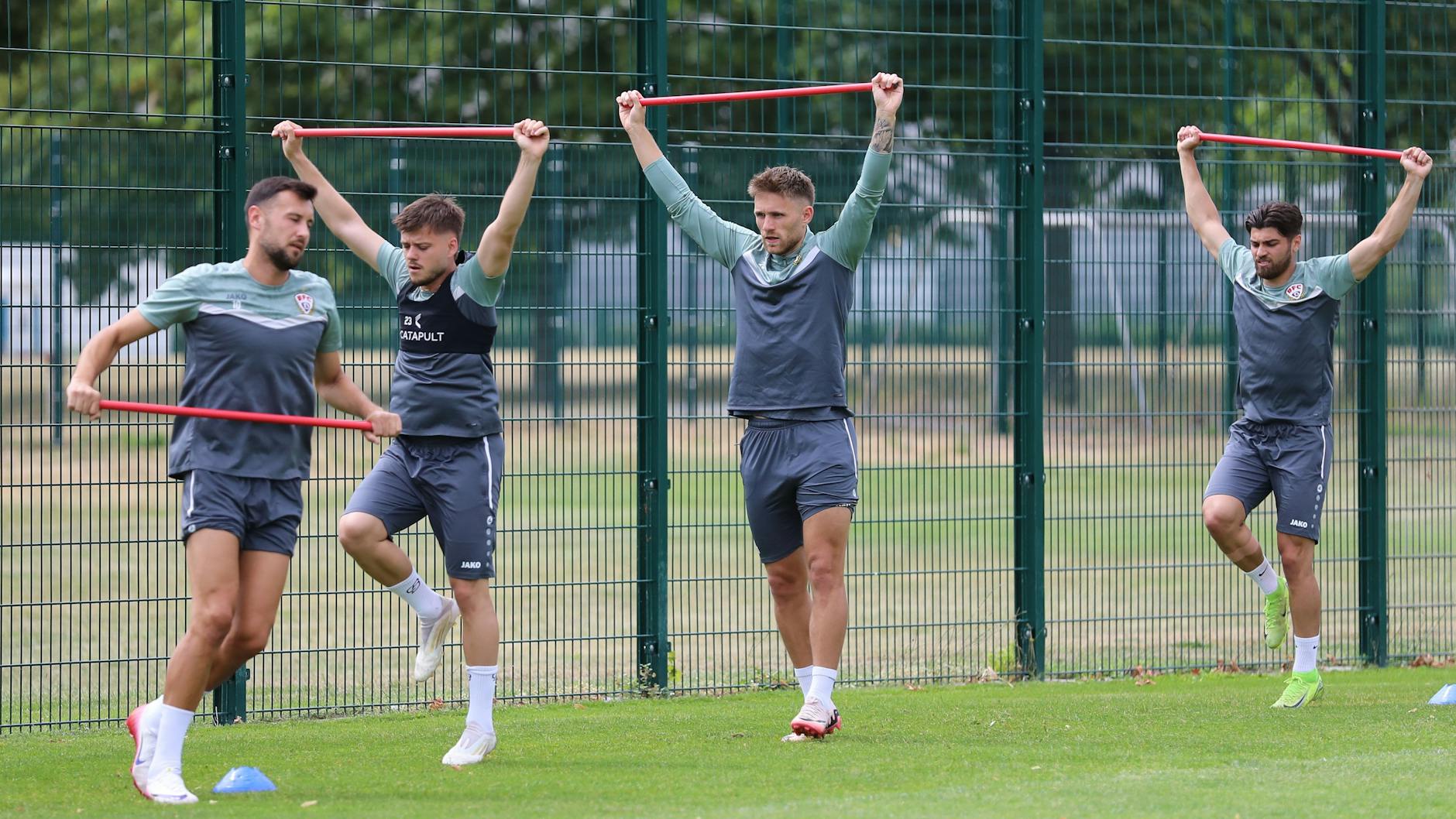 Im Training will Leandro Putaro (M.) sich jetzt aufs gleiche Fitnesslevel bringen, das seine neuen Kollegen beim BFC Dynamo schon haben.