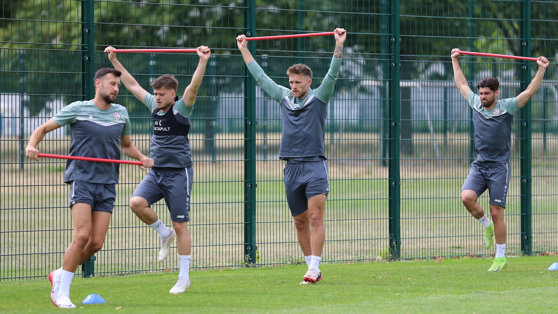 Im Training will Leandro Putaro (M.) sich jetzt aufs gleiche Fitnesslevel bringen, das seine neuen Kollegen beim BFC Dynamo schon haben.
