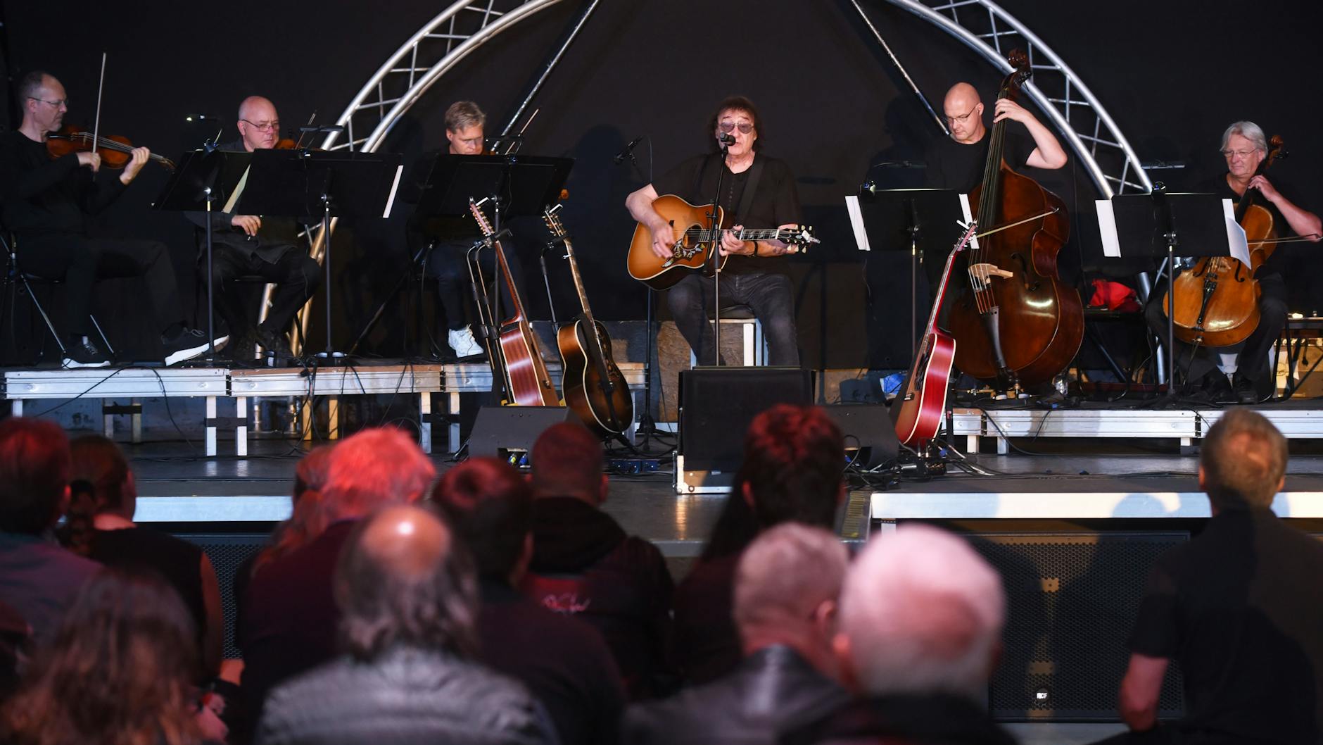 Keine E-Gitarren, dafür Musiker mit Streichinstrumenten - und Maschine mittendrin: So präsentoiert sich der Puhdys-Star seinen Fans.