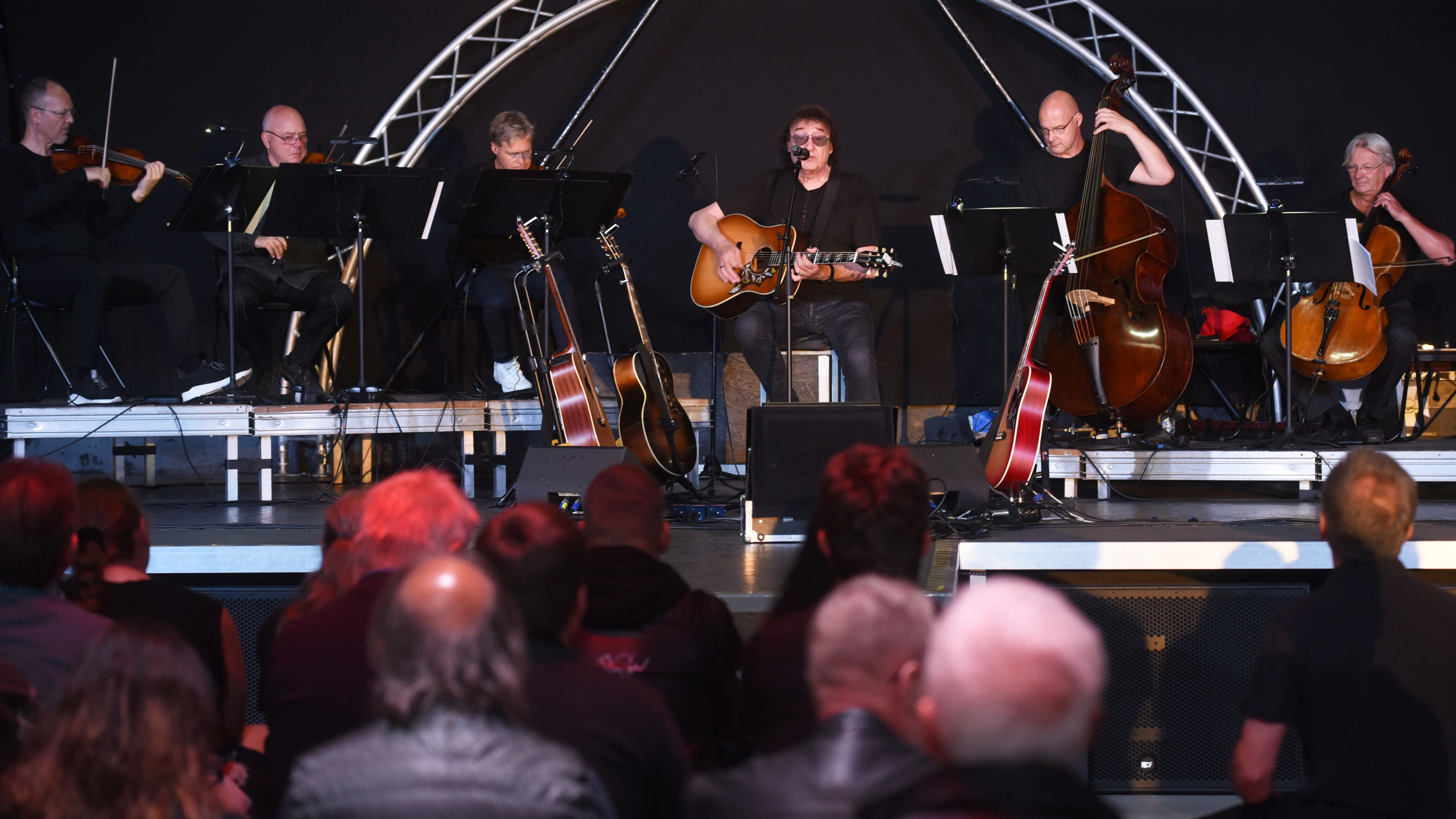Keine E-Gitarren, dafür Musiker mit Streichinstrumenten - und Maschine mittendrin: So präsentoiert sich der Puhdys-Star seinen Fans.