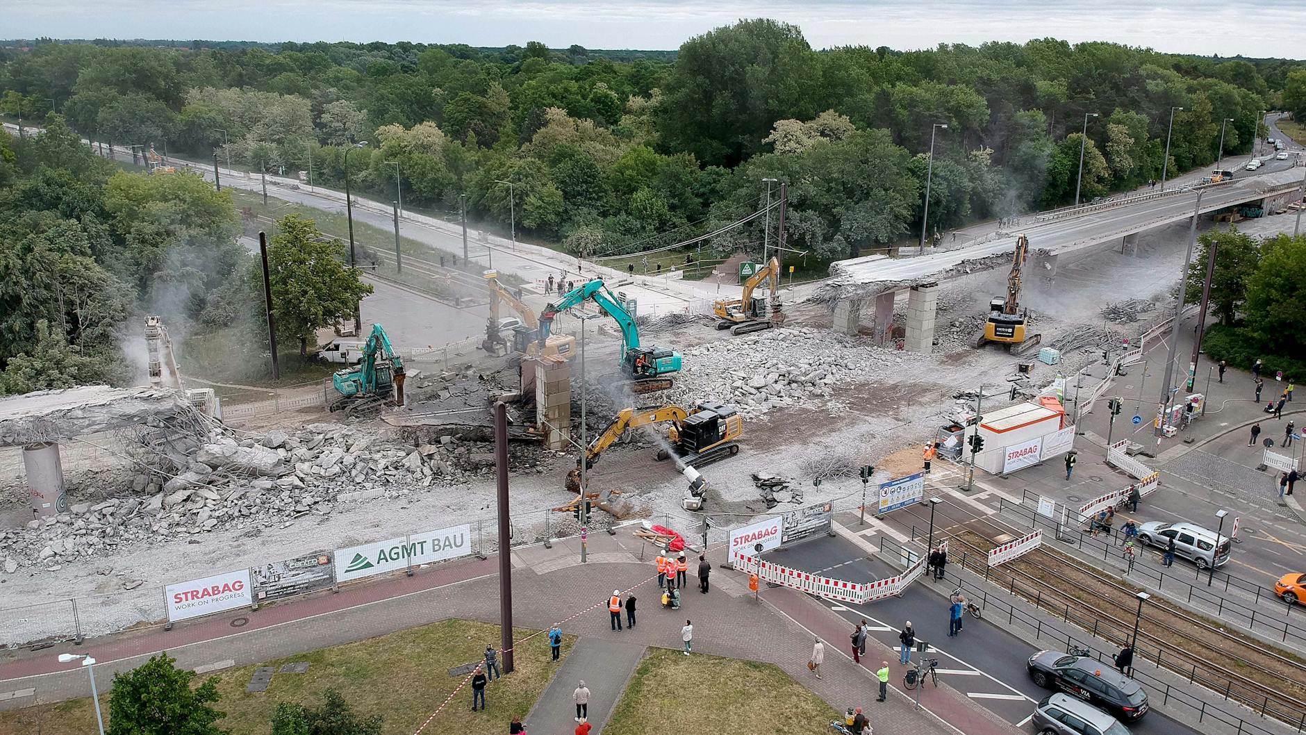 Ende Mai verwandelte sich die Brücke an der Wuhlheide innerhalb weniger Tage in einen Schutthaufen. Vom Abriss ist heute kaum noch etwas zu sehen.