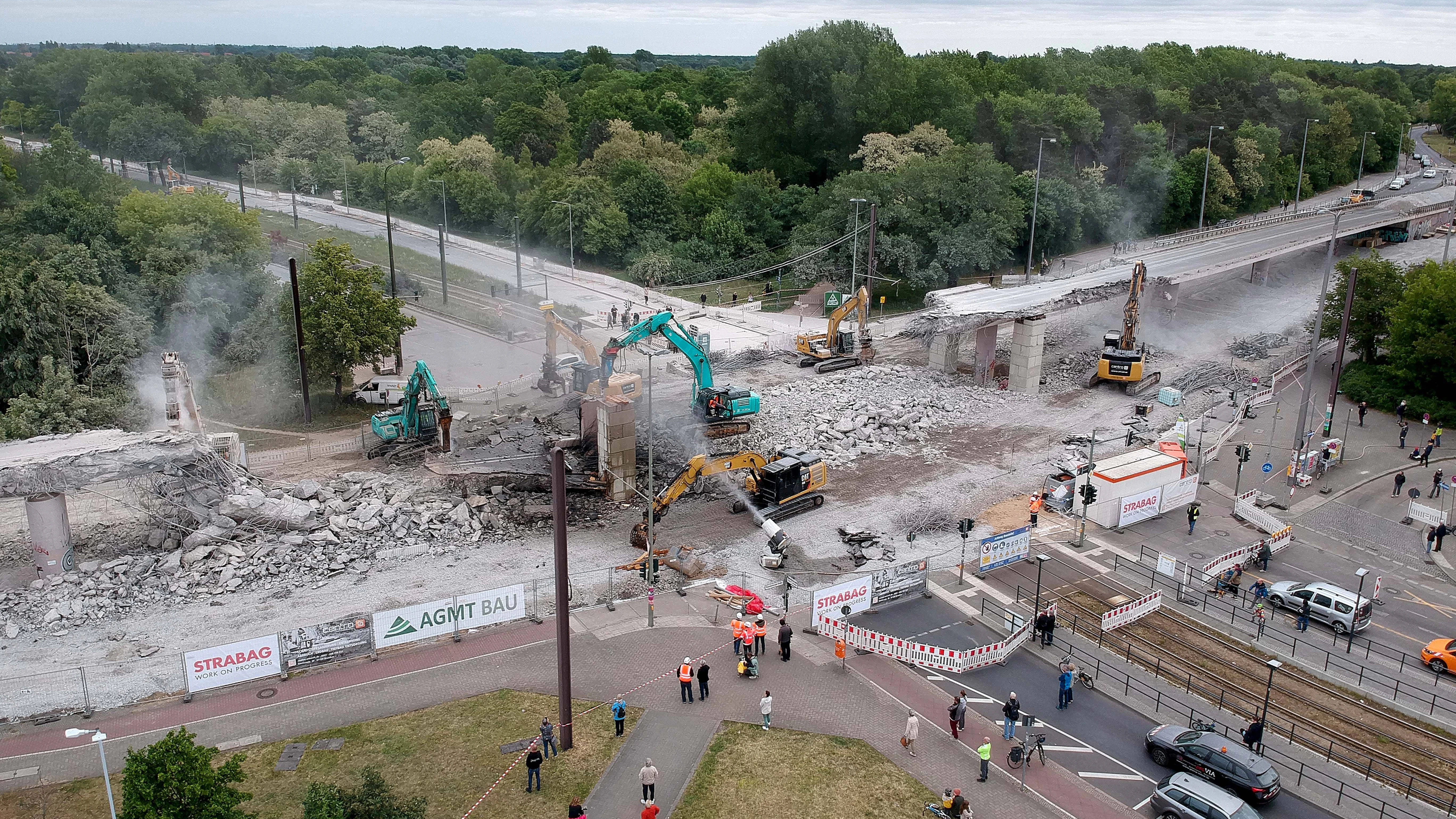 Ende Mai verwandelte sich die Brücke an der Wuhlheide innerhalb weniger Tage in einen Schutthaufen. Vom Abriss ist heute kaum noch etwas zu sehen.