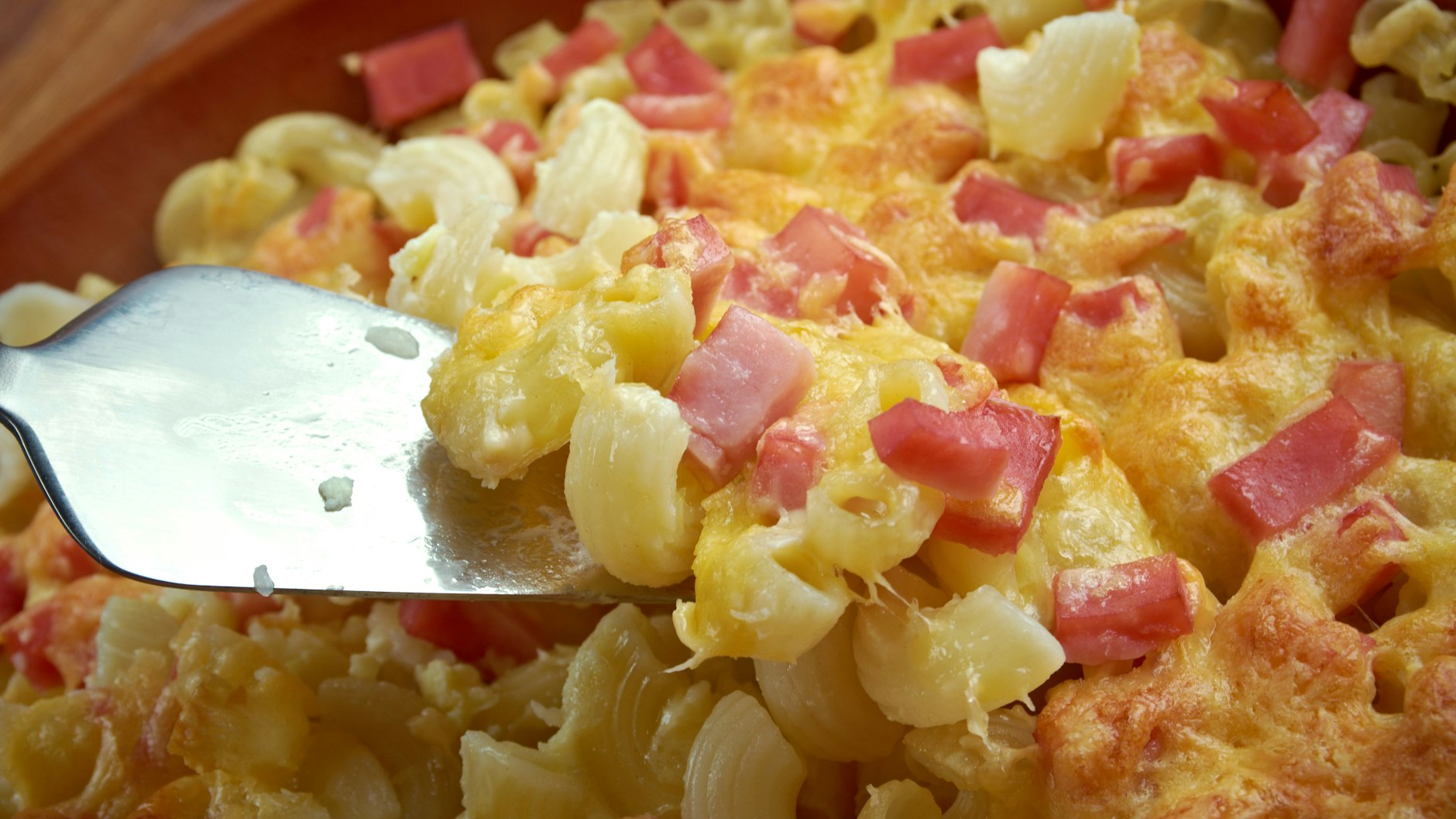 Bei diesem leckeren Nudel-Schinken-Gratin schlägt garantiert die ganze Familie zu. Und weil Sie für das Rezept keine Tüte mit Gewürzmischung brauchen, wissen Sie auch genau, was in dem Pasta-Auflauf steckt.