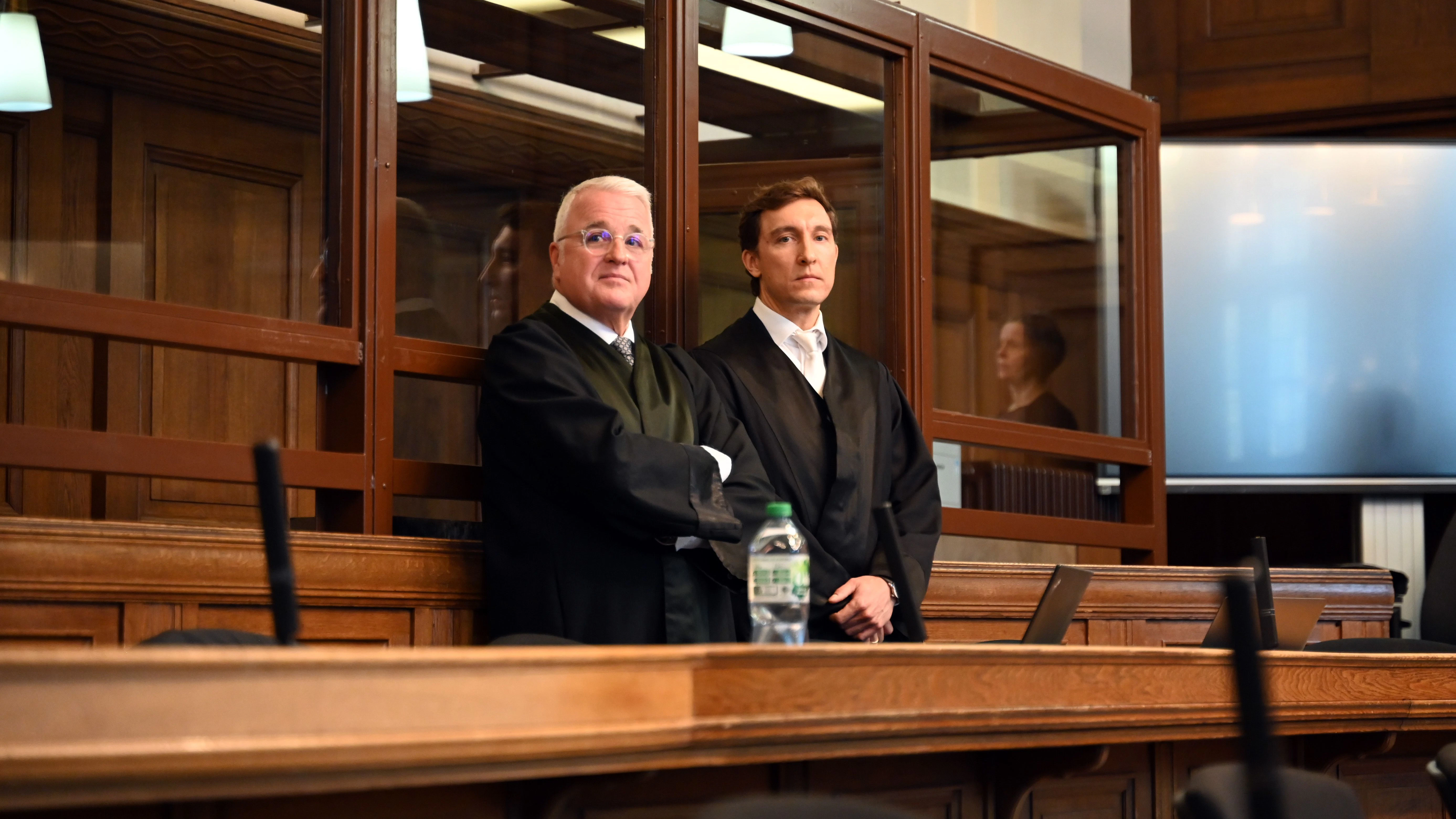 Verteidiger Axel Weimann (l.) steht beim Auftakt des Prozesses wegen Mordes gegen einen 65-Jährigen im Gerichtssaal neben dem 2. Verteidiger Johannes Rauwald. Der Angeklagte selbst wollte sich nicht vorführen lassen.