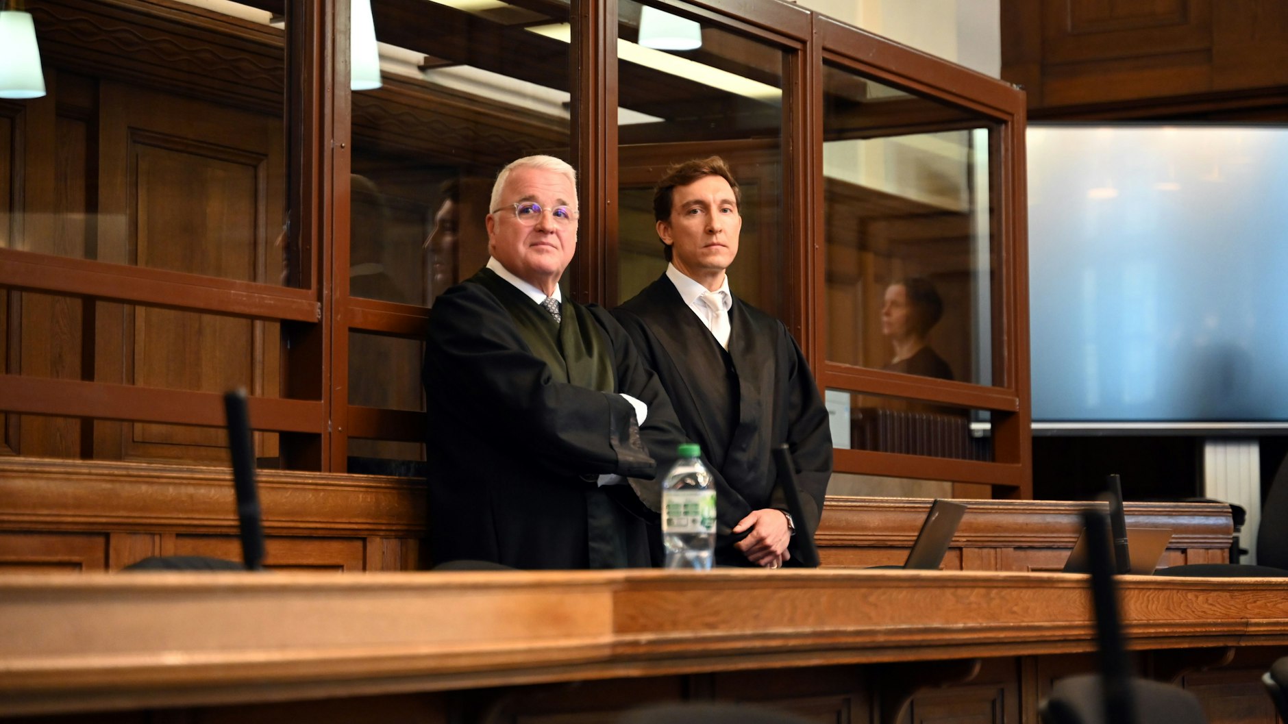 Verteidiger Axel Weimann (l.) steht beim Auftakt des Prozesses wegen Mordes gegen einen 65-Jährigen im Gerichtssaal neben dem 2. Verteidiger Johannes Rauwald. Der Angeklagte selbst wollte sich nicht vorführen lassen.