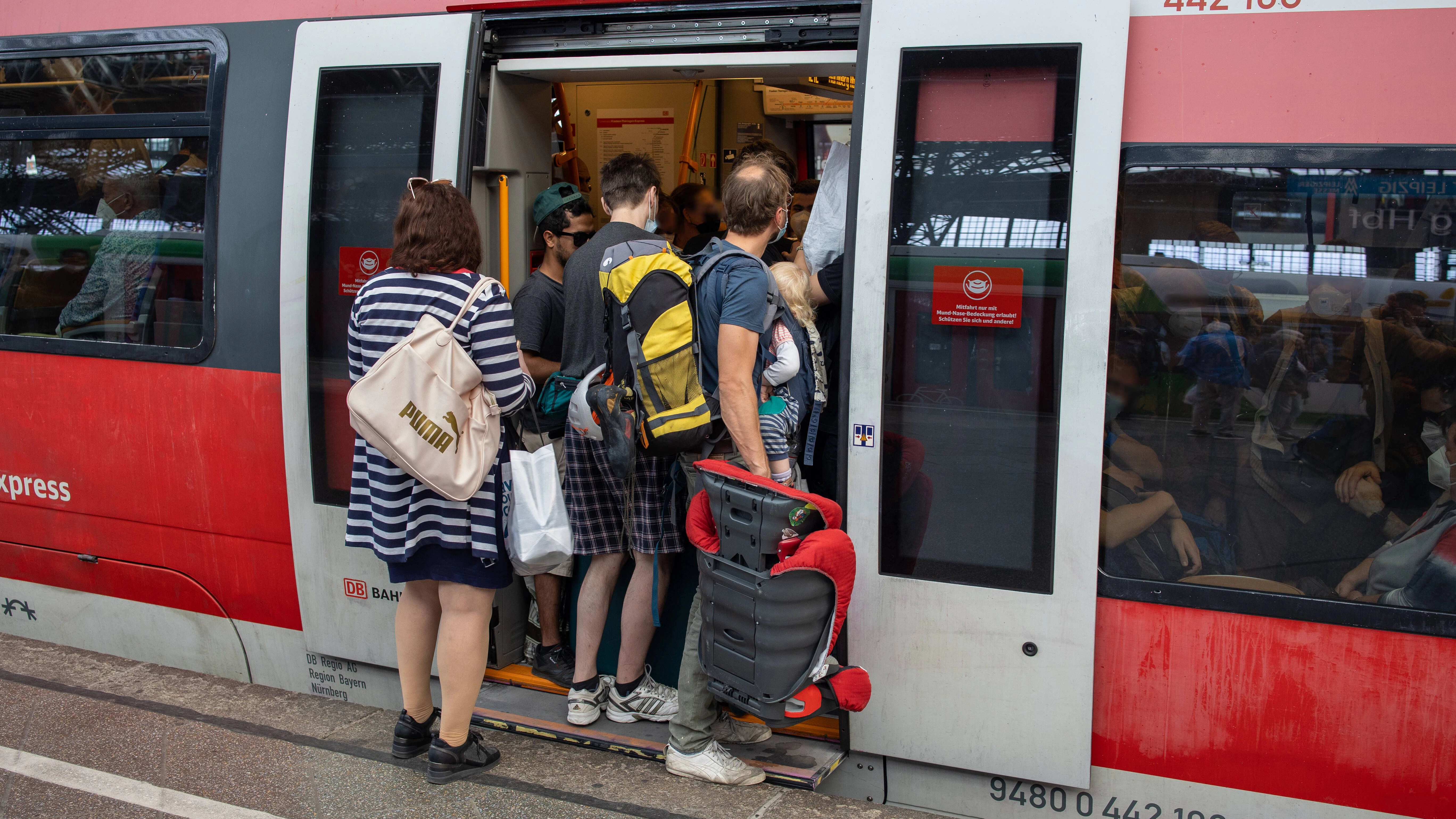 Schnell noch rein: Wer mit den stark nachgefragten Regio-Linien fahren will, muss starke Nerven haben. Für Fahrräder ist oft kein Platz mehr.
