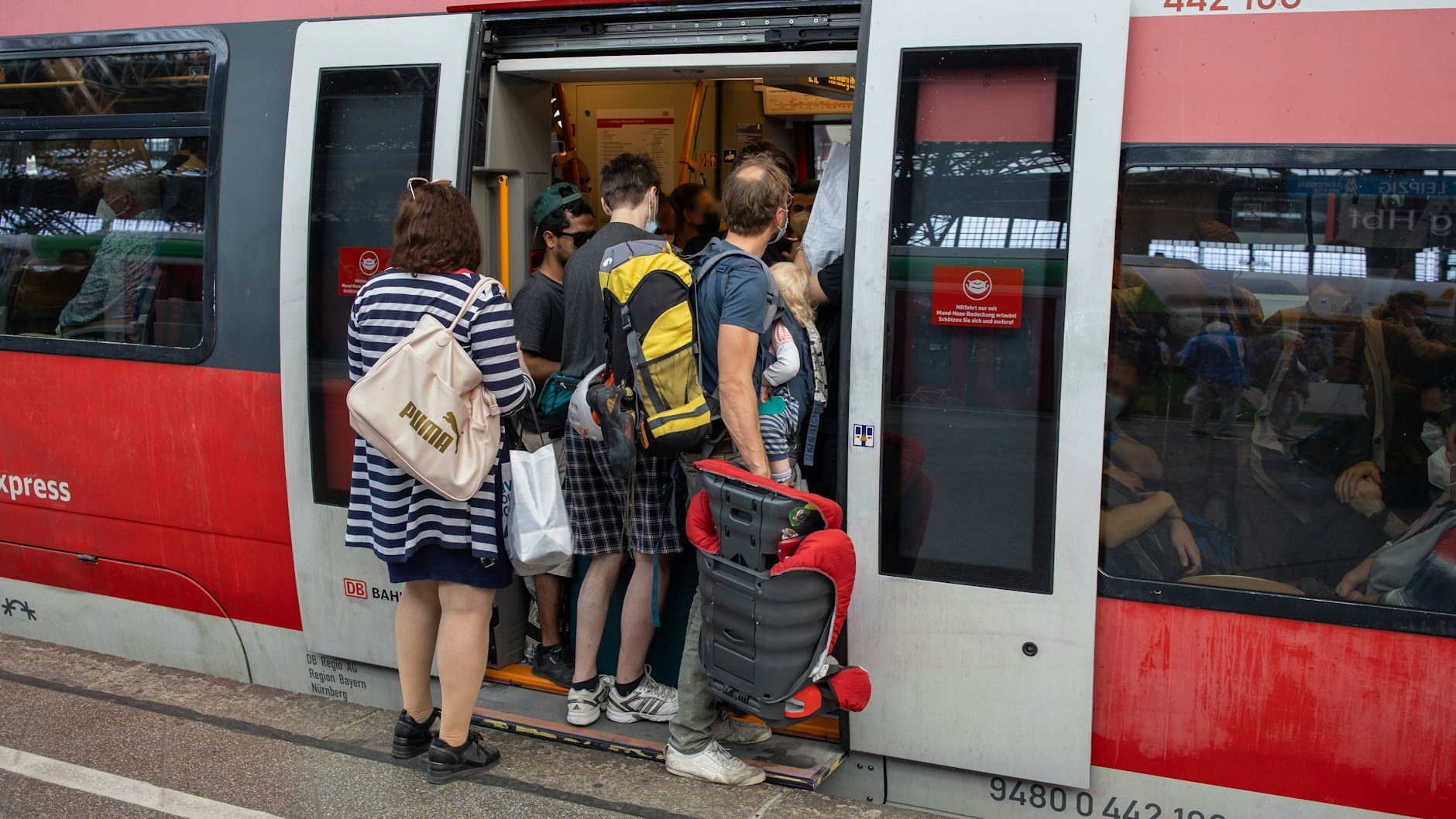 Schnell noch rein: Wer mit den stark nachgefragten Regio-Linien fahren will, muss starke Nerven haben. Für Fahrräder ist oft kein Platz mehr.