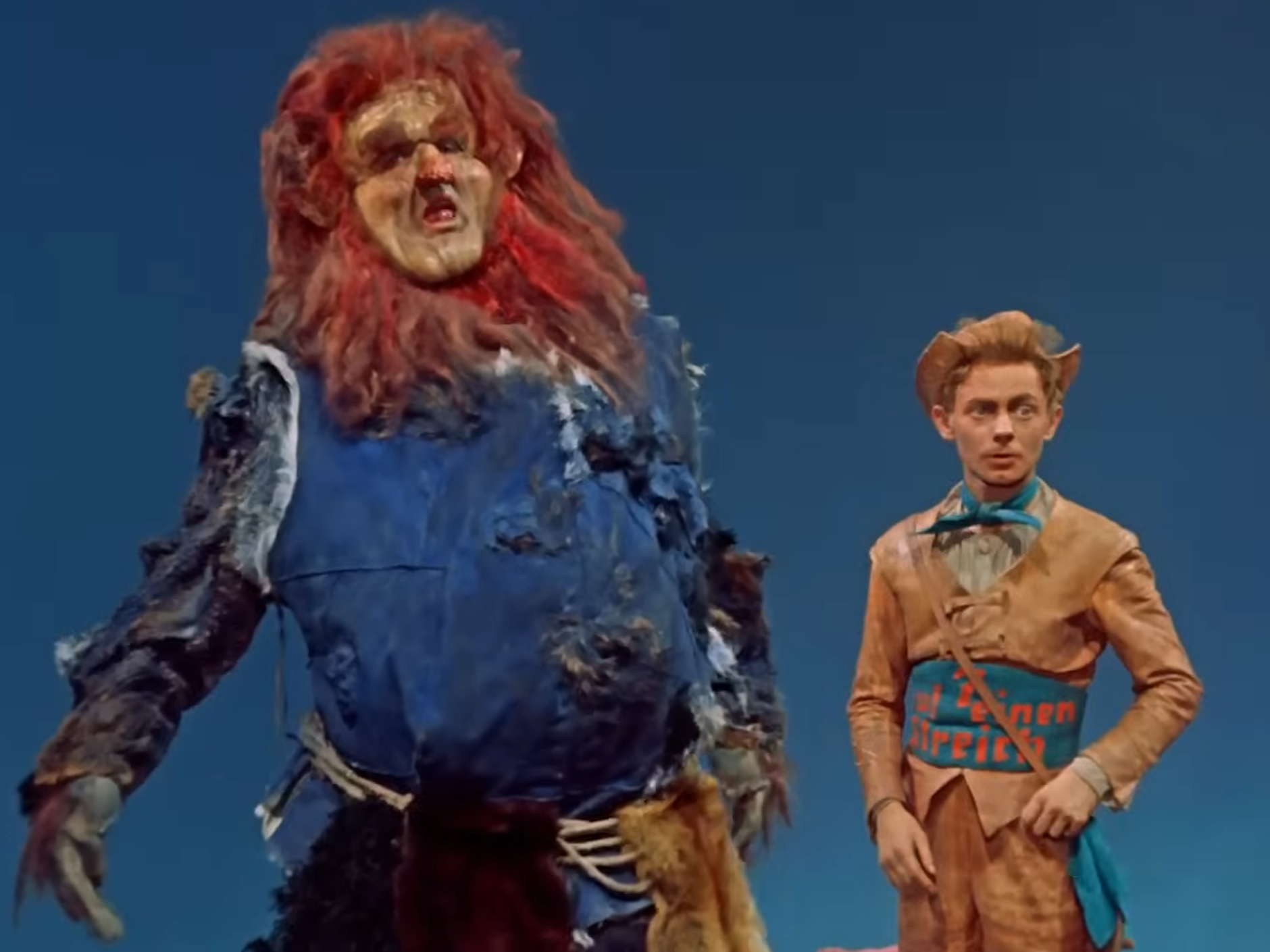 Bei seinen Abenteuern begegnet das tapfere Schneiderlein unter anderem dem Riesen, muss sich in mehreren Aufgaben durchsetzen. Der Film aus der DDR erzählt das berühmte Märchen der Gebrüder Grimm nach.