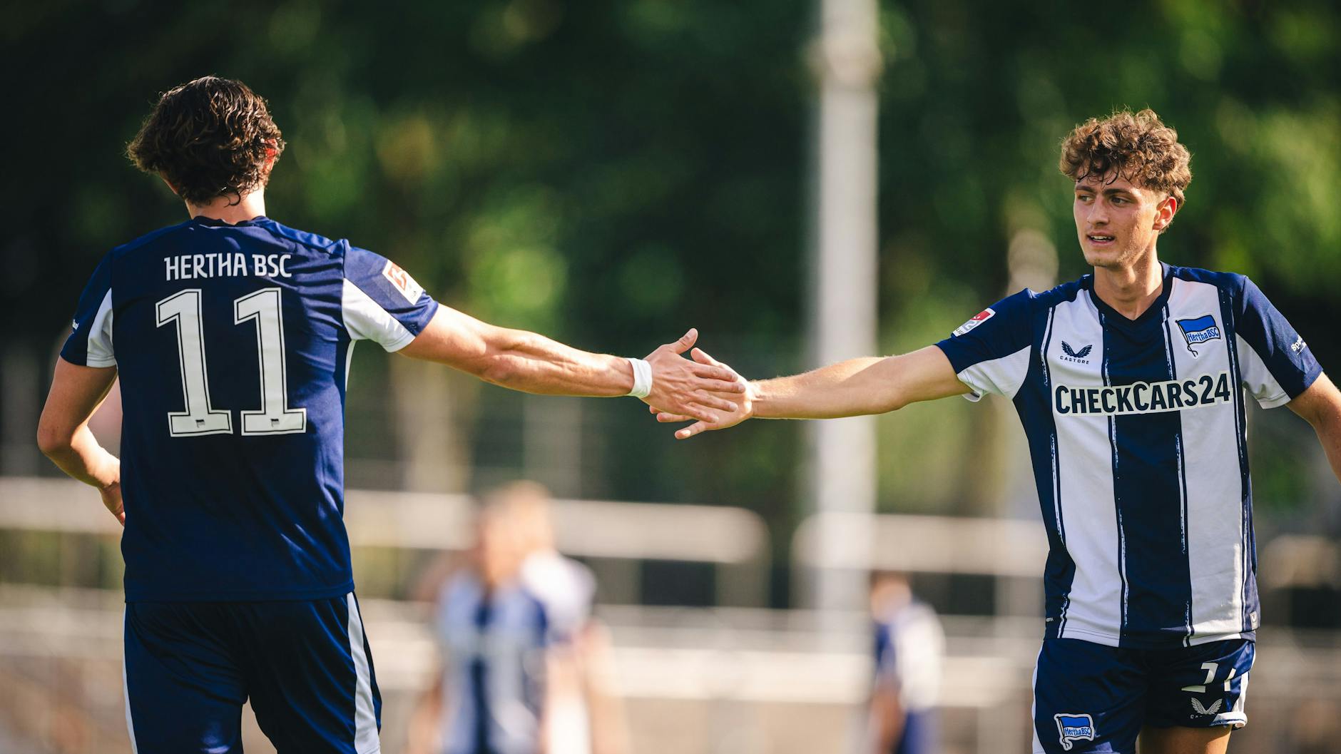 Abklatschen! Herthas Fabian Reese und Neuzugang Maurice Krattenmacher verstehen sich auf Anhieb auf dem Platz.