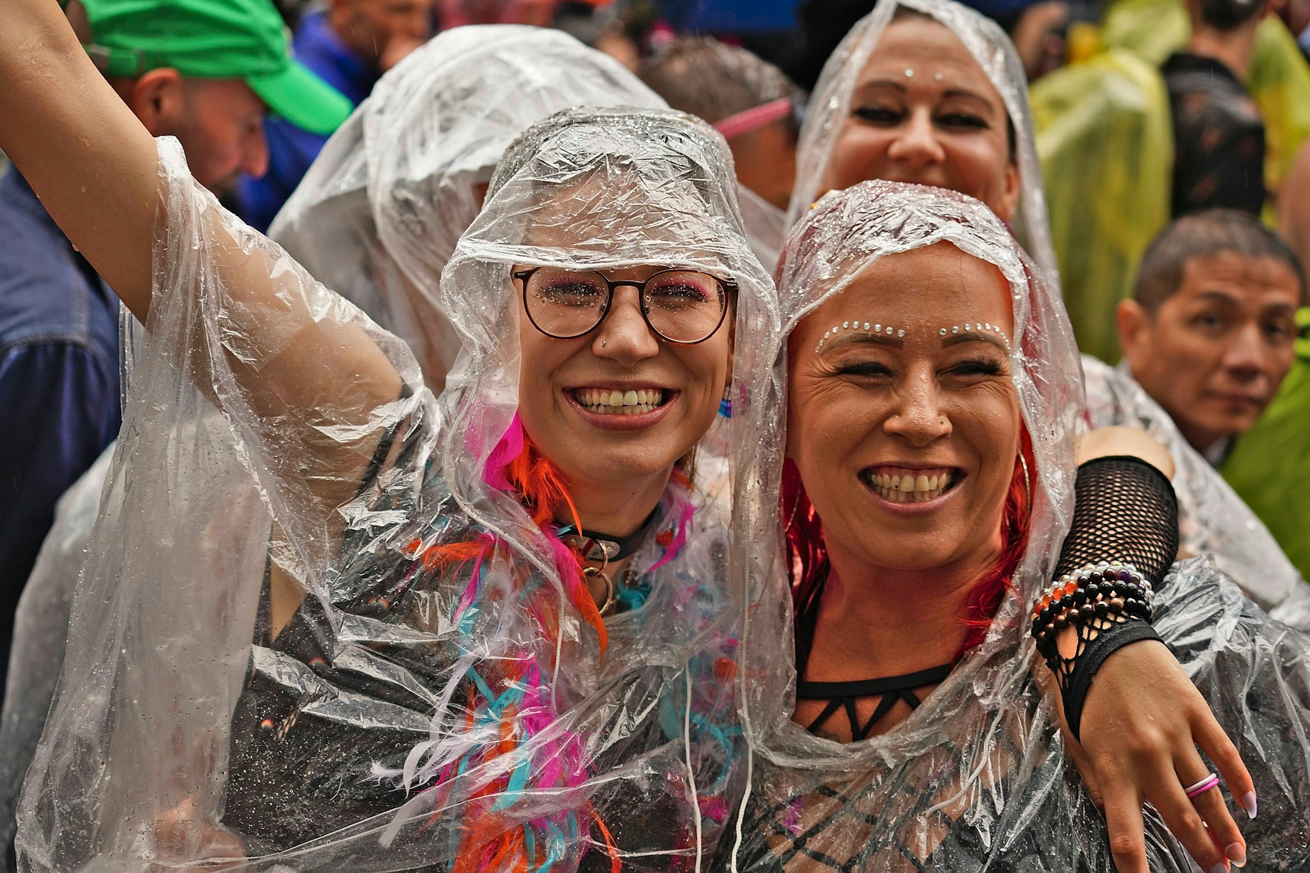 Auch im Jahr 2022 nahmen tausende Besucher trotz Regen bei der Technoparade „Rave the Planet“ in Berlin teil! Und so wird es auch dieses Jahr sein.