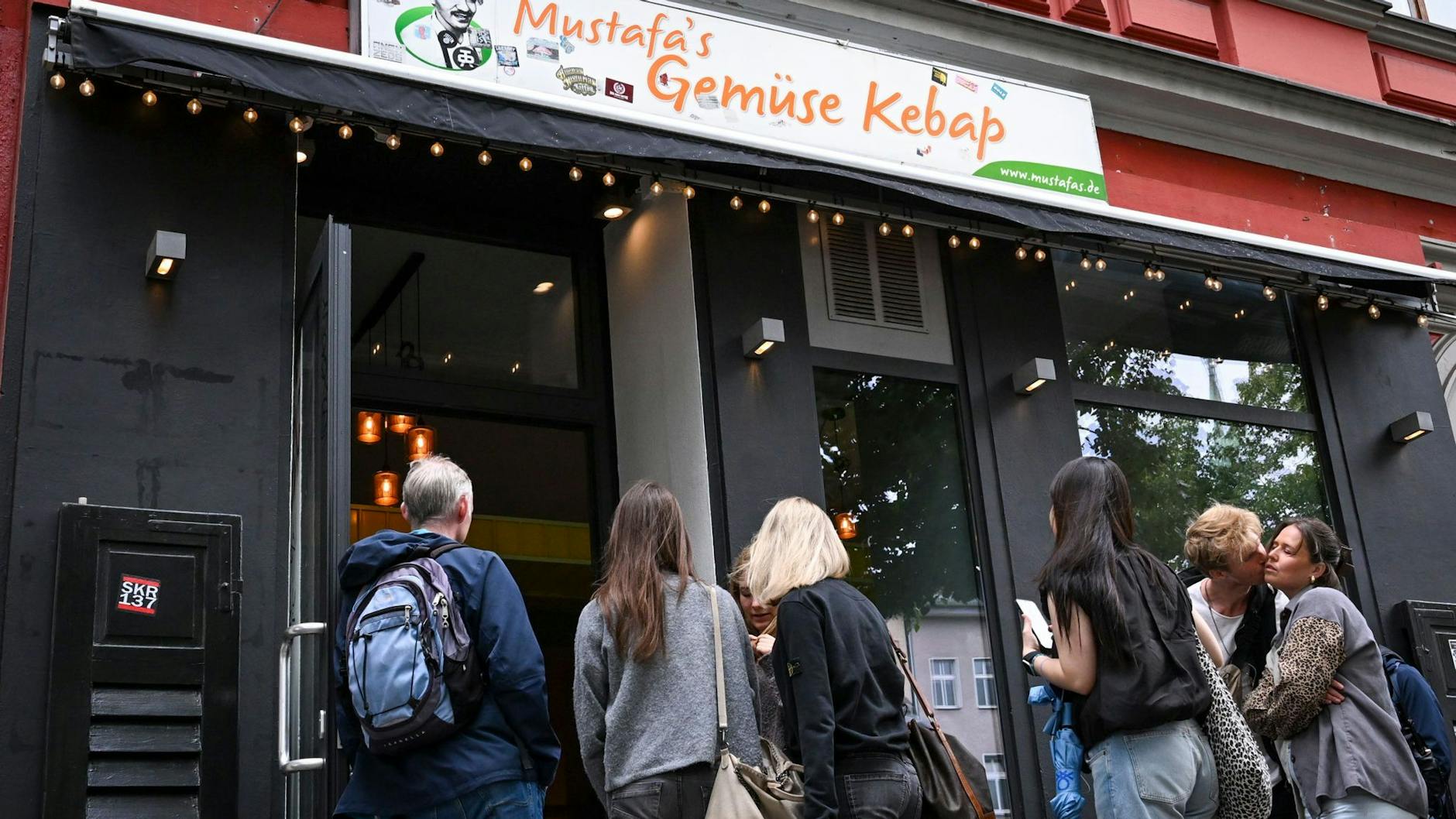 Kunden stehen vor Mustafas Gemüse-Kebap, Berlins berühmtestem Dönerimbiss, am Mehringdamm. Jetzt auf der anderen Straßenseite.