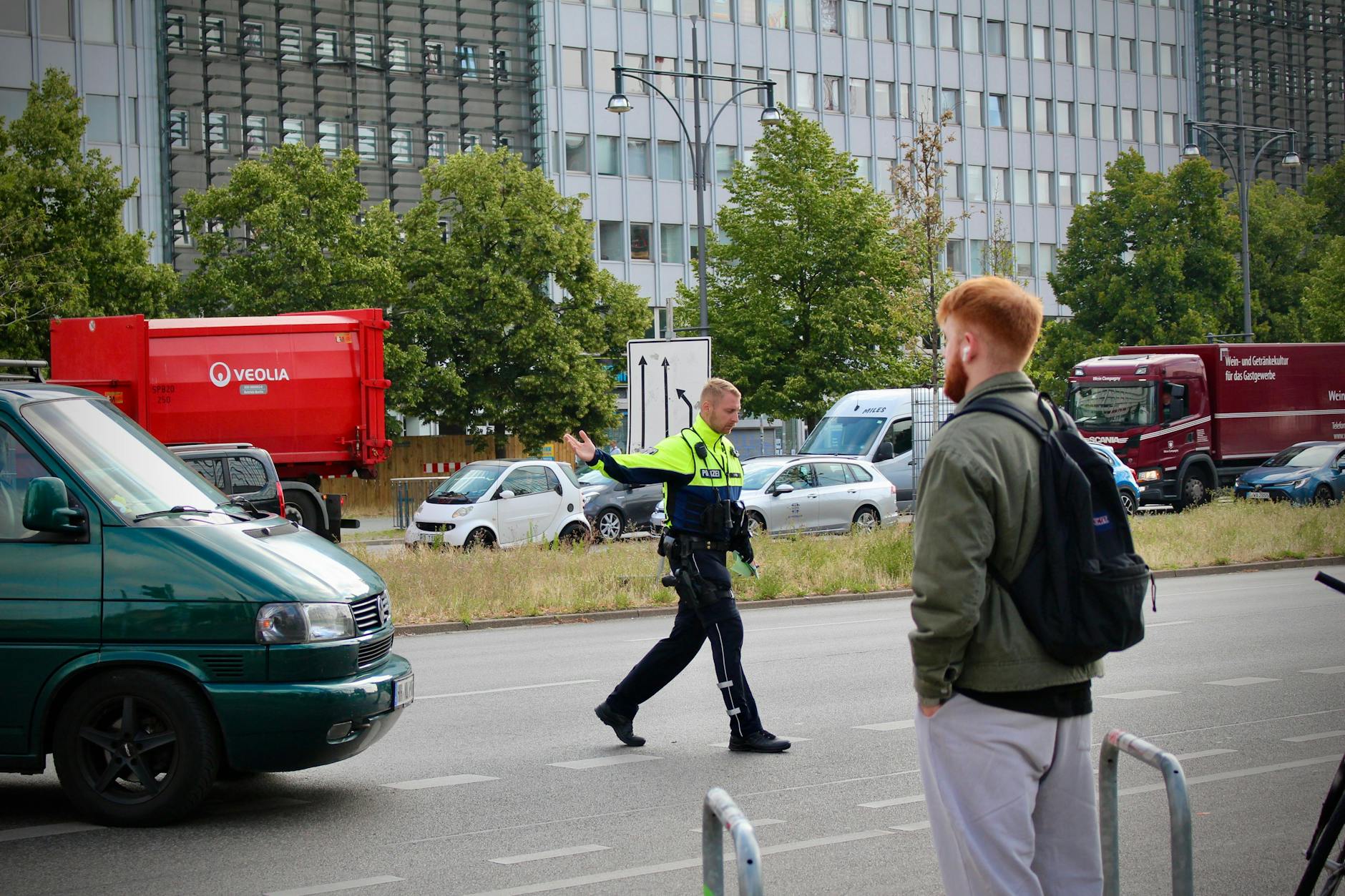 Verkehrskontrolle an der Karl-Liebknecht-Straße: Autofahrer, die Radfahrer gefährden, werden gestoppt. Polizeikommissar Ruder im Einsatz.