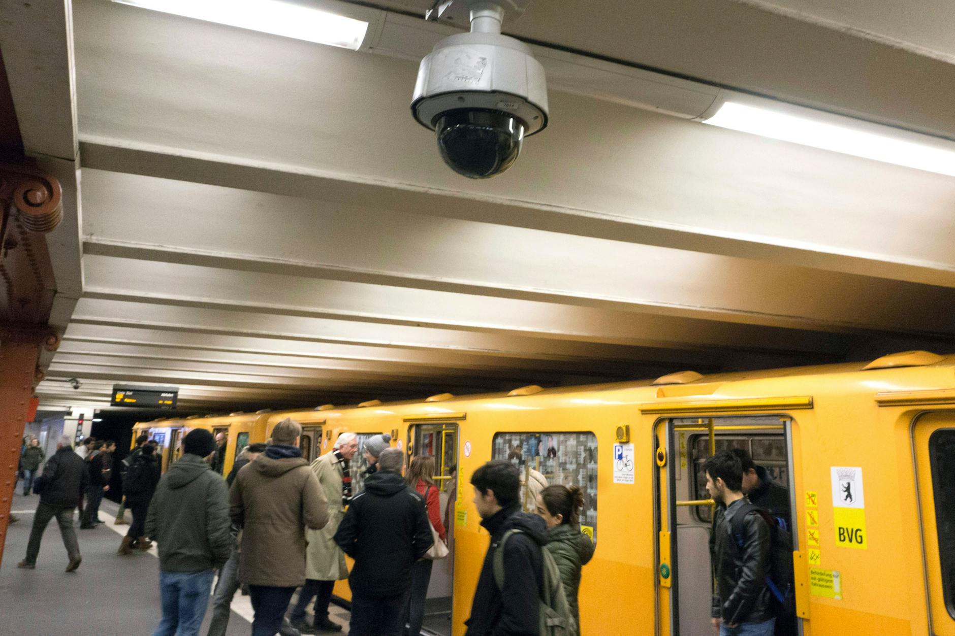 Videoüberwachungskameras sind an U-Bahn-Stationen in Berlin üblich. Bald sollen die Daten bei der BVG aber deutlich länger gespeichert werden.