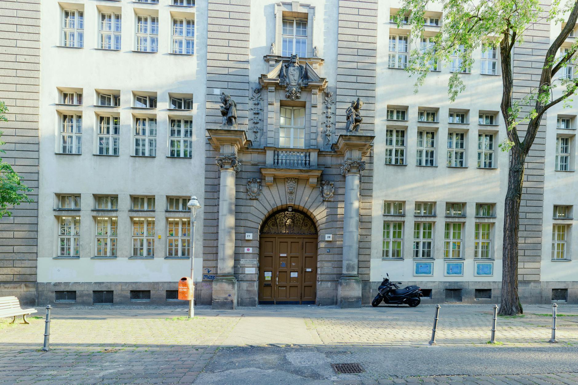 Tatort Carl-Bolle-Grundschule in Moabit. Hier soll es in Berlin zu Mobbing, Verleumdung und Schwulenfeindlichkeit gegen einen Lehrer gekommen sein.