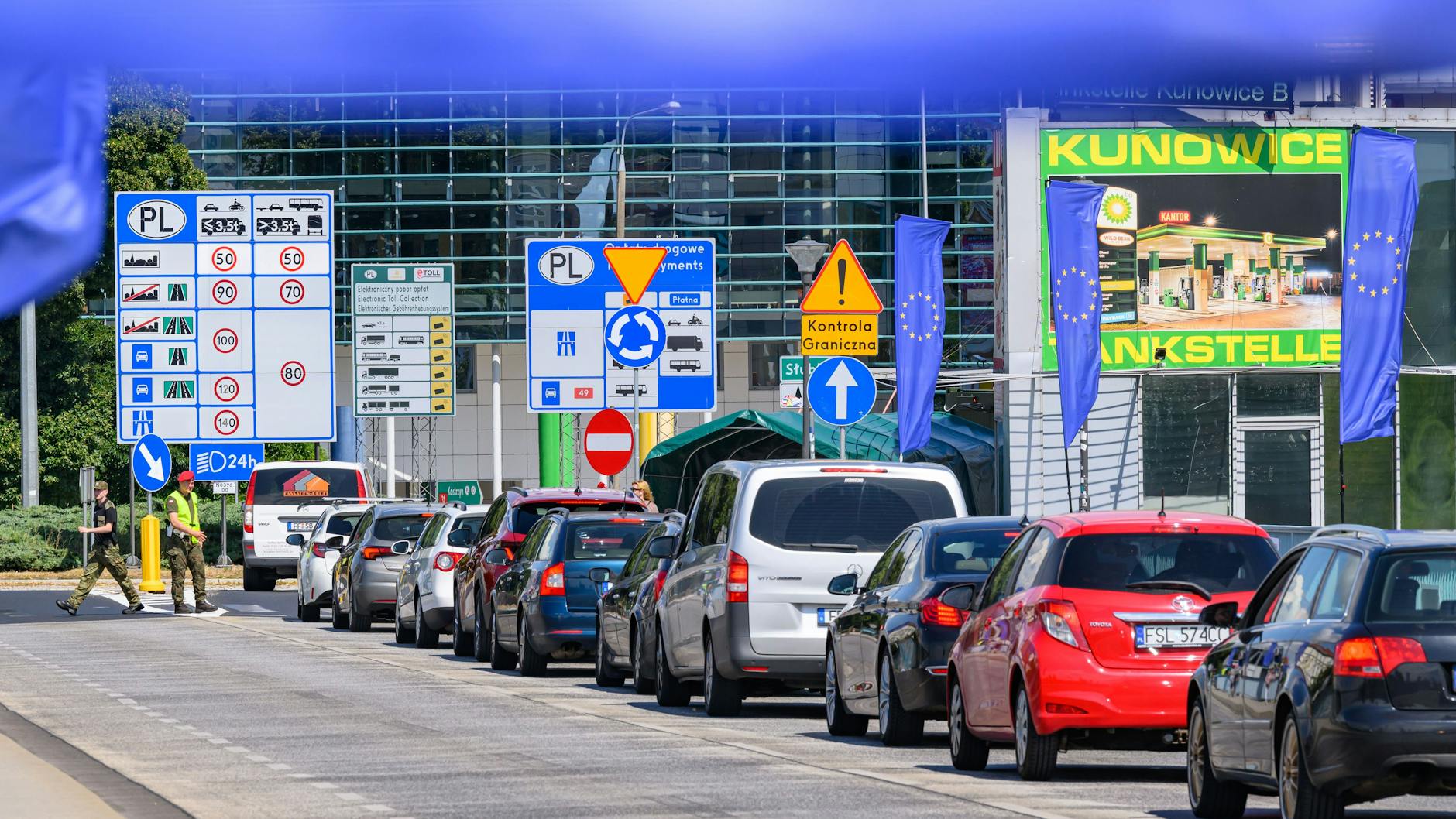 Auf auch der Stadtbrücke in Frankfurt/Oder staut sich der Verkehr nach den neuen Grenzkotrollen.