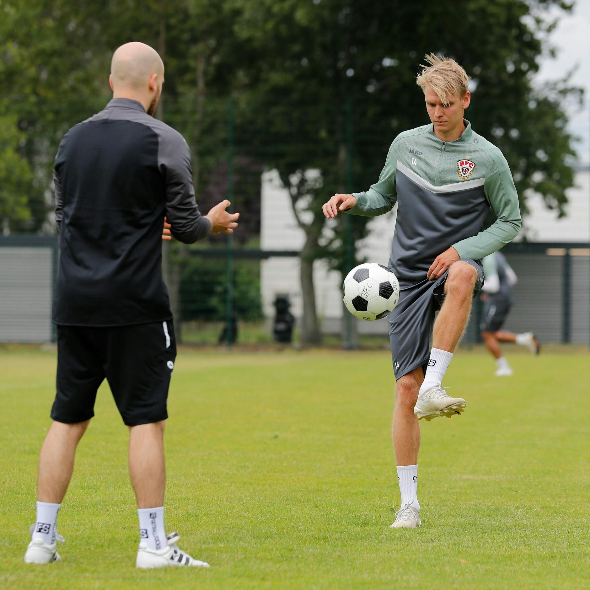 Mit Physiotherapeut Elias Ulsamer arbeitete Joey Breitfeld lange geduldig für sein Comeback.