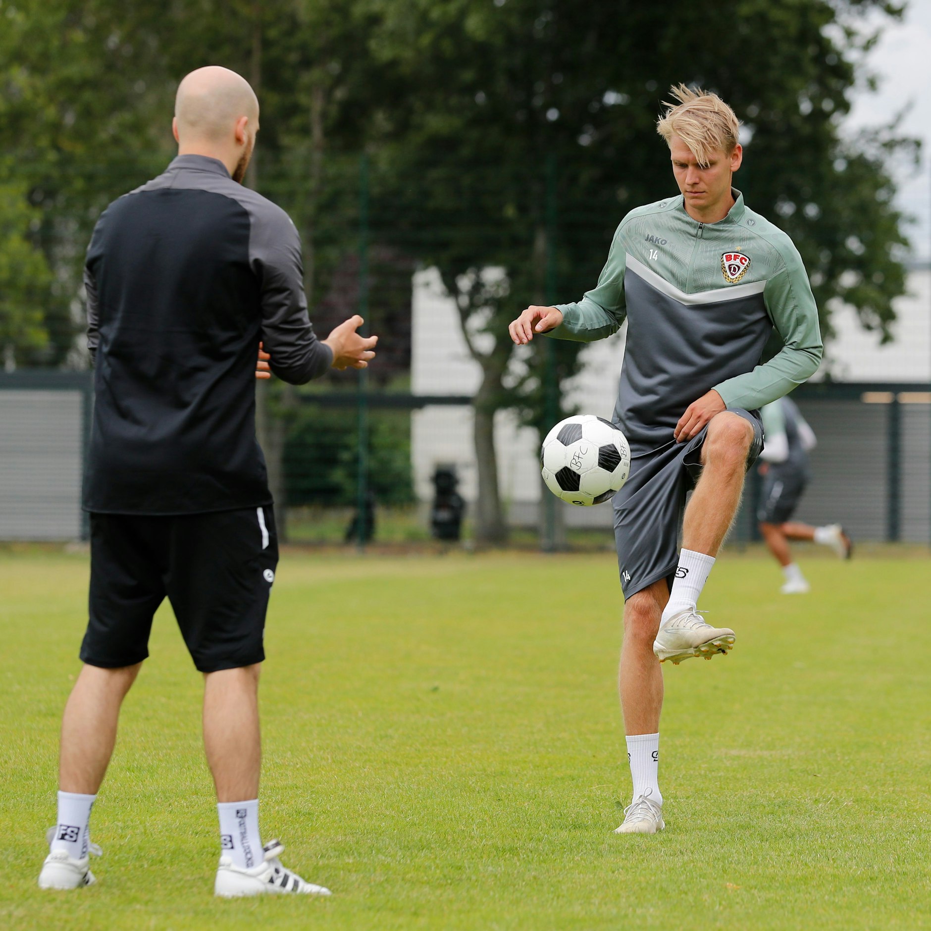 Mit Physiotherapeut Elias Ulsamer arbeitete Joey Breitfeld lange geduldig für sein Comeback.