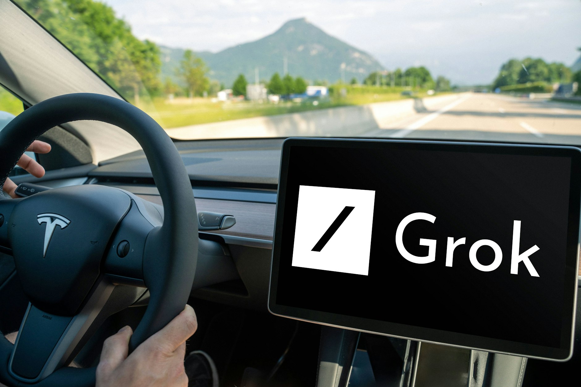 Die künstliche Intelligenz Grok von Elon Musk soll trotz aller Kritik schon in jedem Tesla Standard sein.